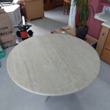 Round stone table (4-6 people)