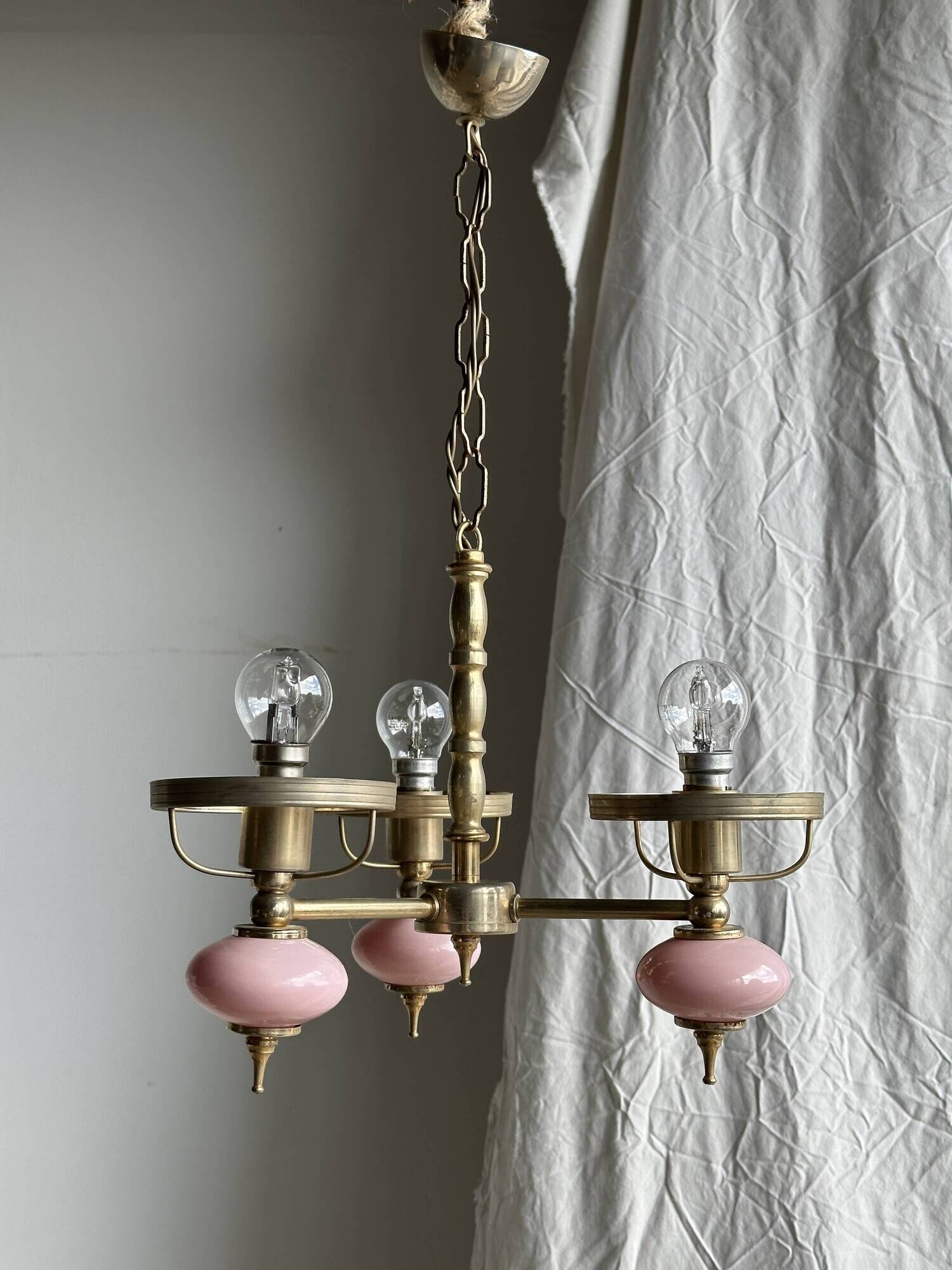 Petit lustre rose et doré à 3 bras de lumières