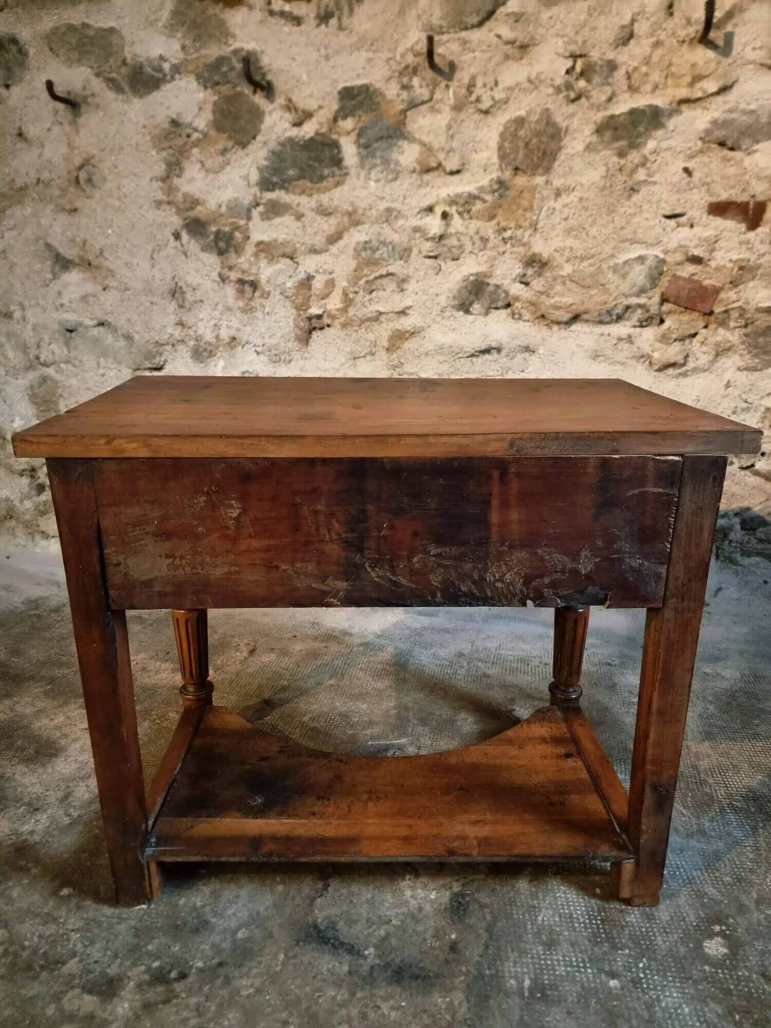 Table d'appoint française ancienne en noyer et cerisier – Louis Philippe, XIXe siècle