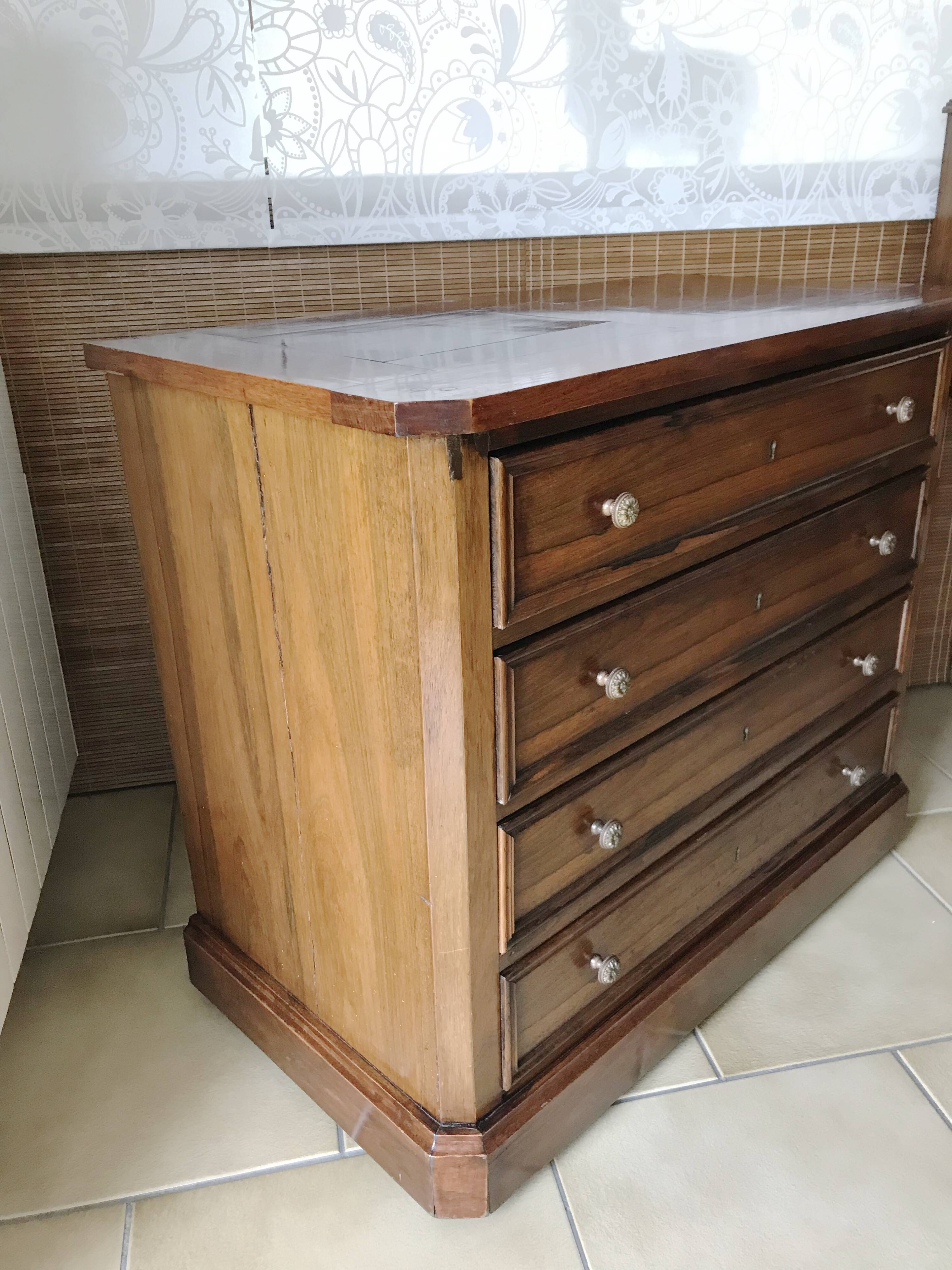 Small chest of drawers from the end of the 19th century