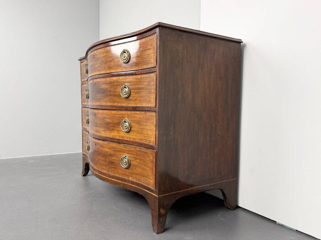 Antique Georg III mahogany serpentine chest of drawers, England, 1780s
