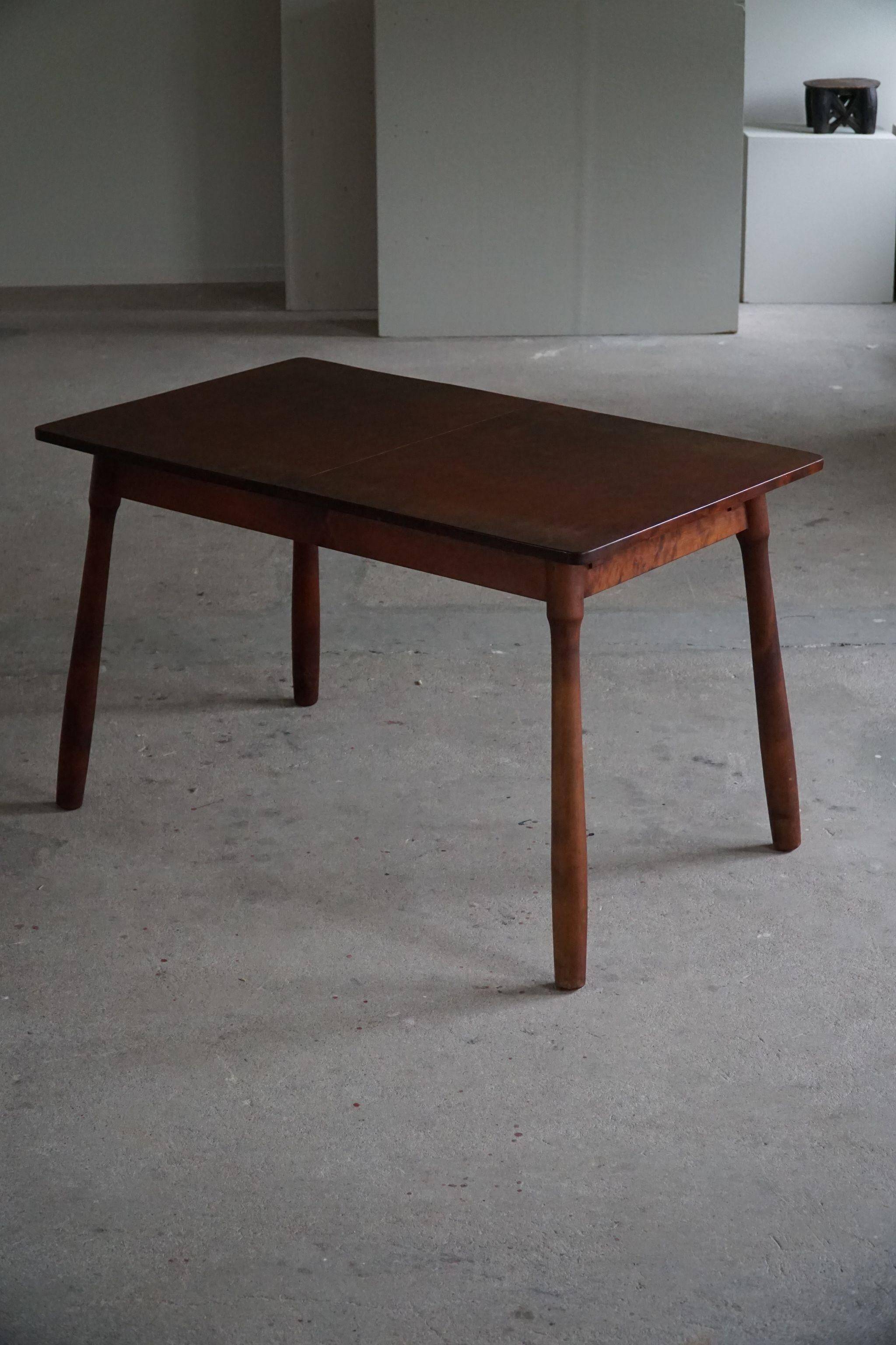 Moderne scandinave, table en hêtre avec pieds en forme de massue, Arnold Madsen, fabriquée dans les années 1940