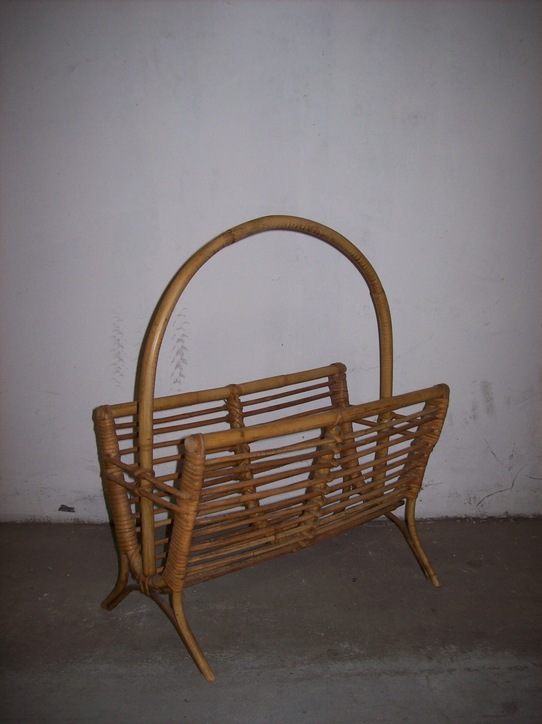 Rattan magazines holder