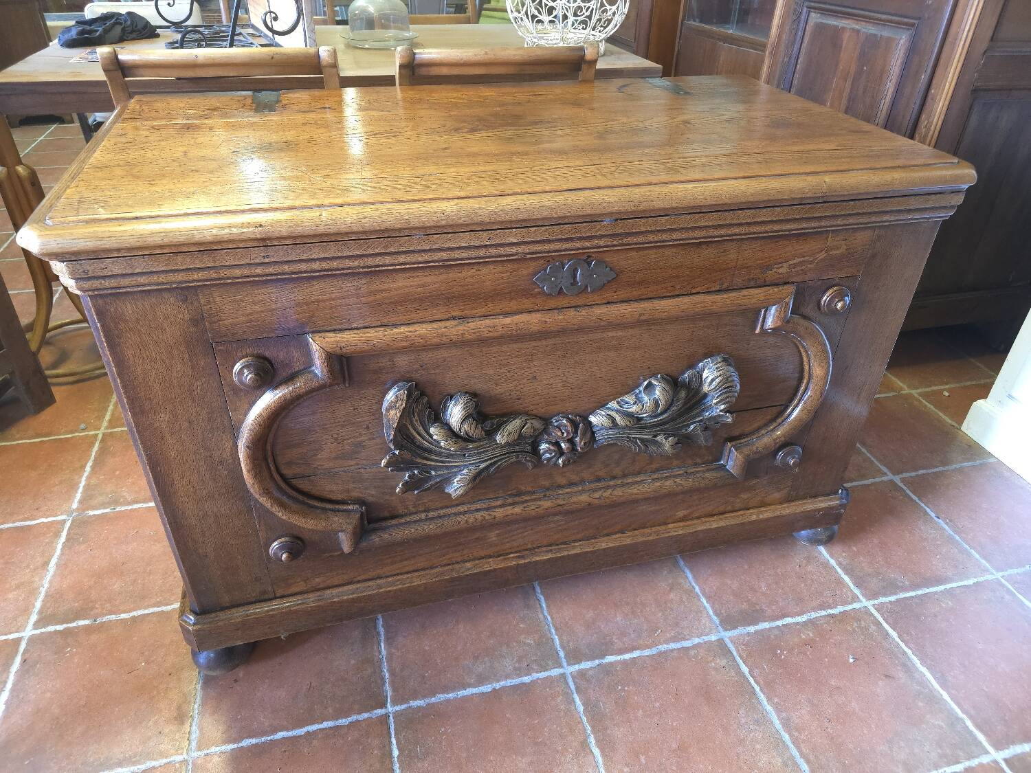 Coffre en chêne sculpté
