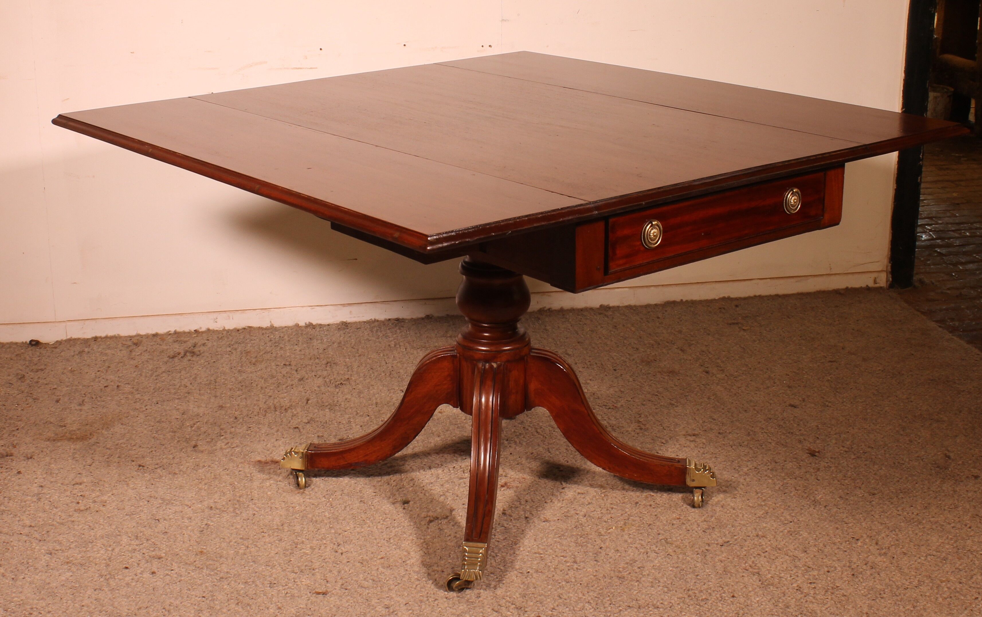 Pembroke table in solid mahogany from the 19th century.