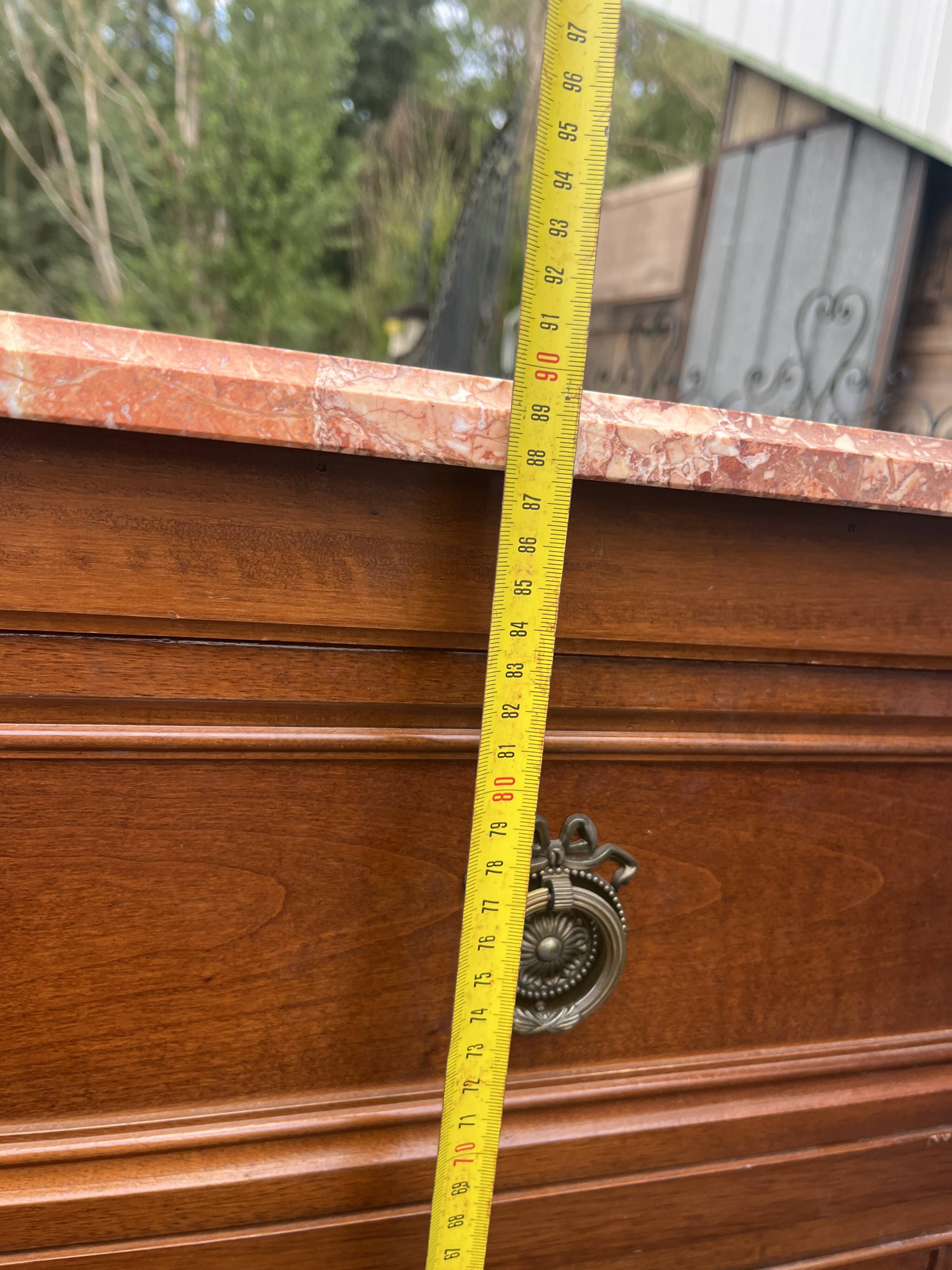 Commode de style Louis XVI en bois naturel, à quatre tiroirs, dessus de mar