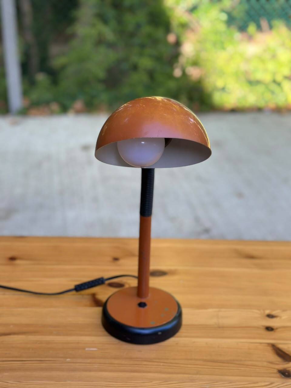 Vintage 70s desk lamp with a swan neck in terracotta and black, space age style.
