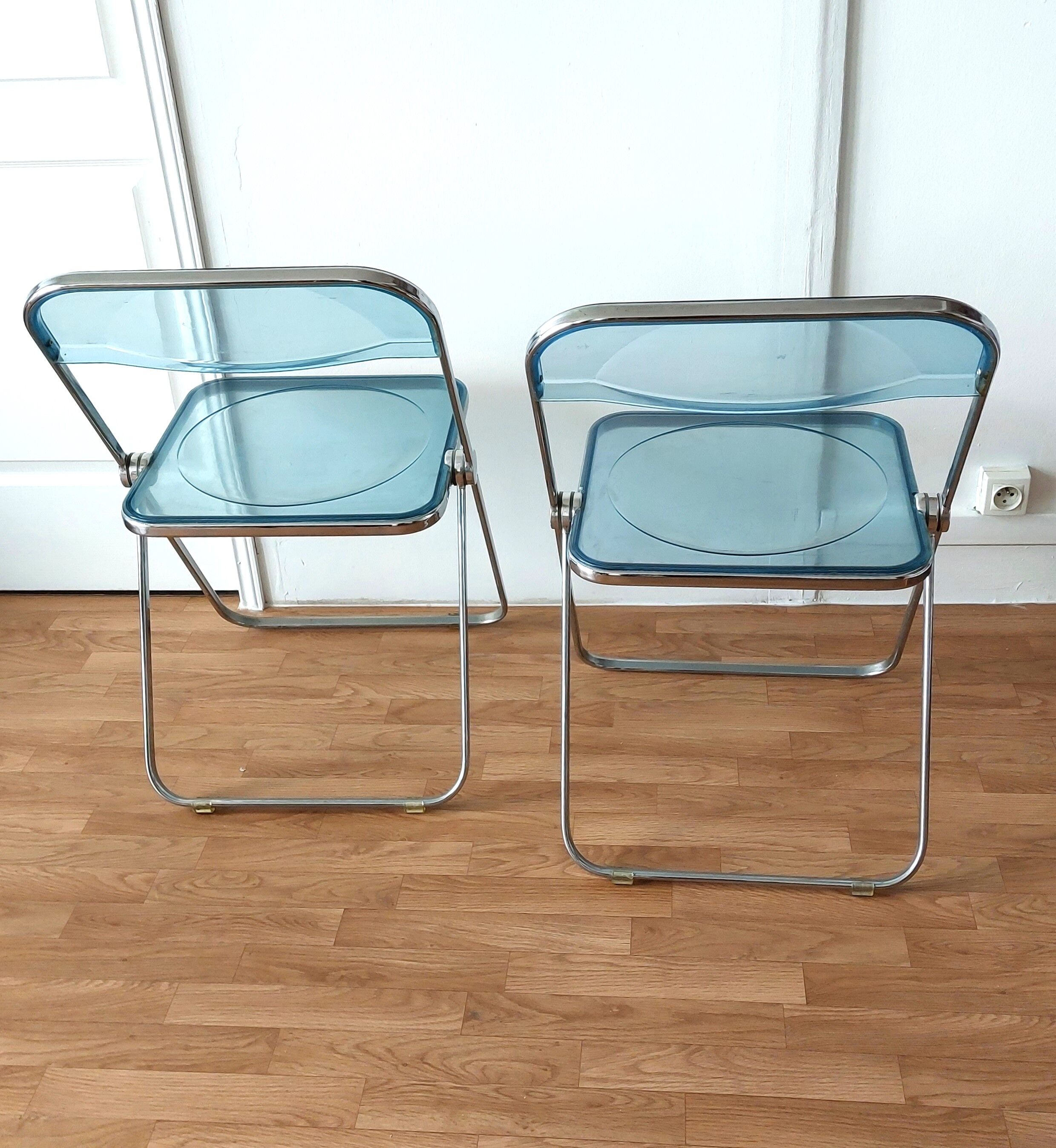 Pair of translucent blue chairs Plia design Giancarlo Piretti for Castelli, 1960.