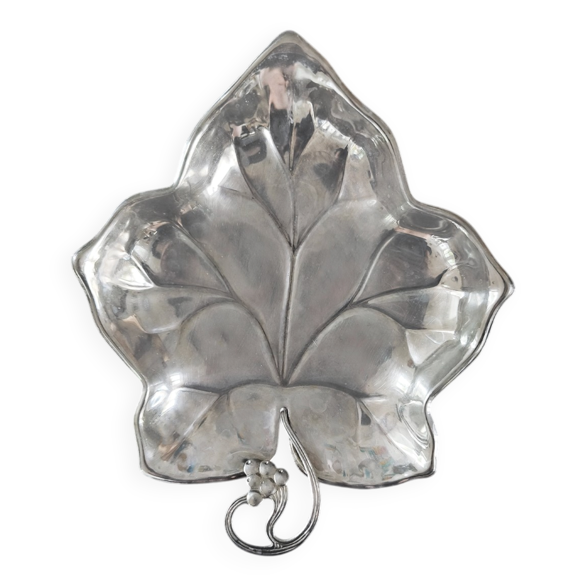 Leaf-shaped pocket tray in minimalist silver plating.