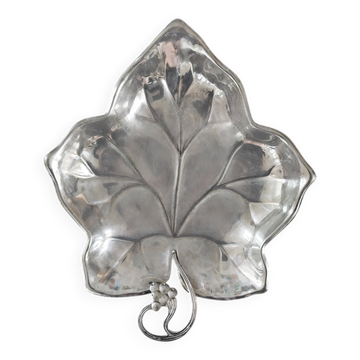 Leaf-shaped pocket tray in minimalist silver plating.