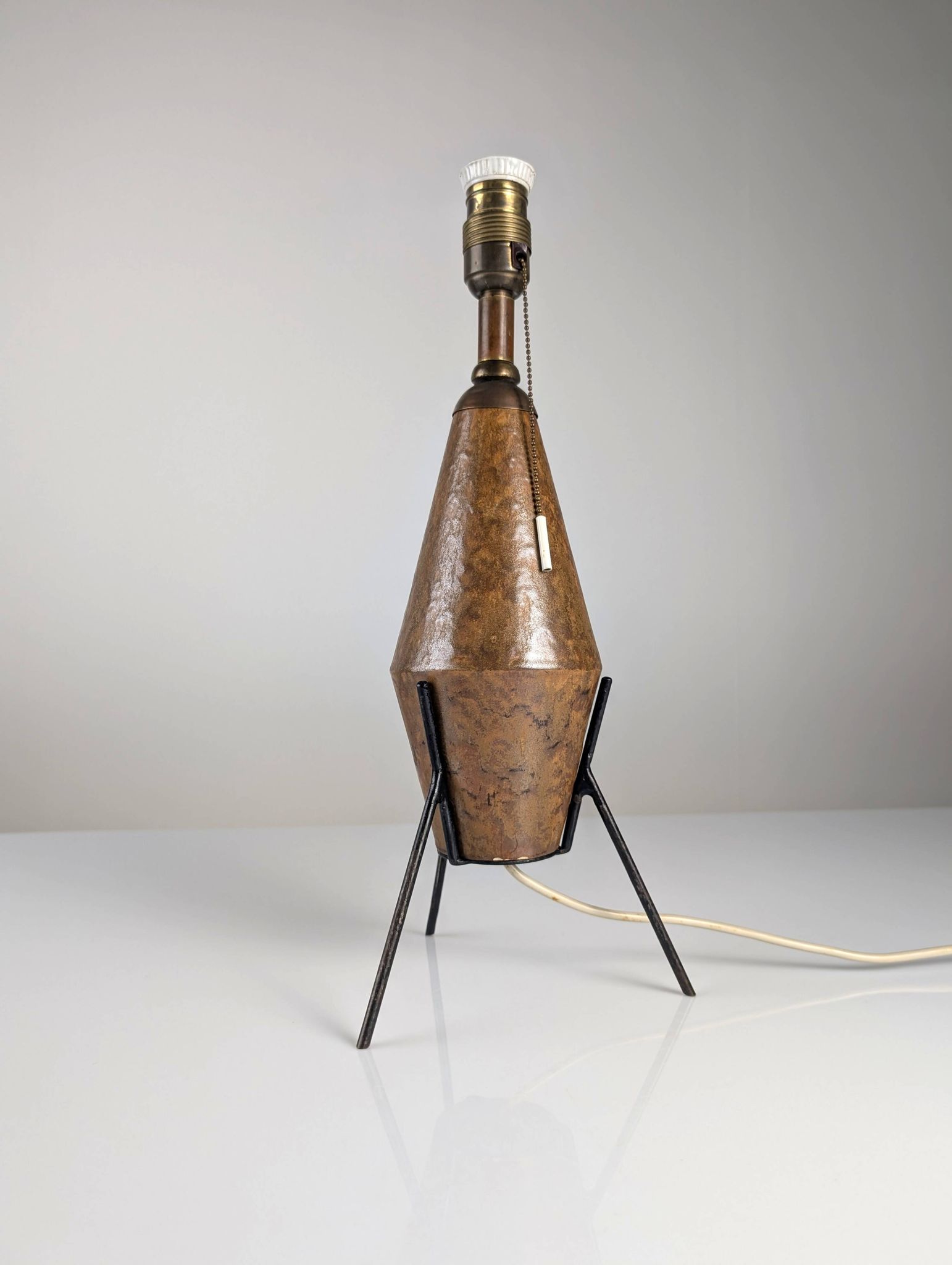 Lampe de table brutaliste en céramique et fer, années 1950 1 200 €