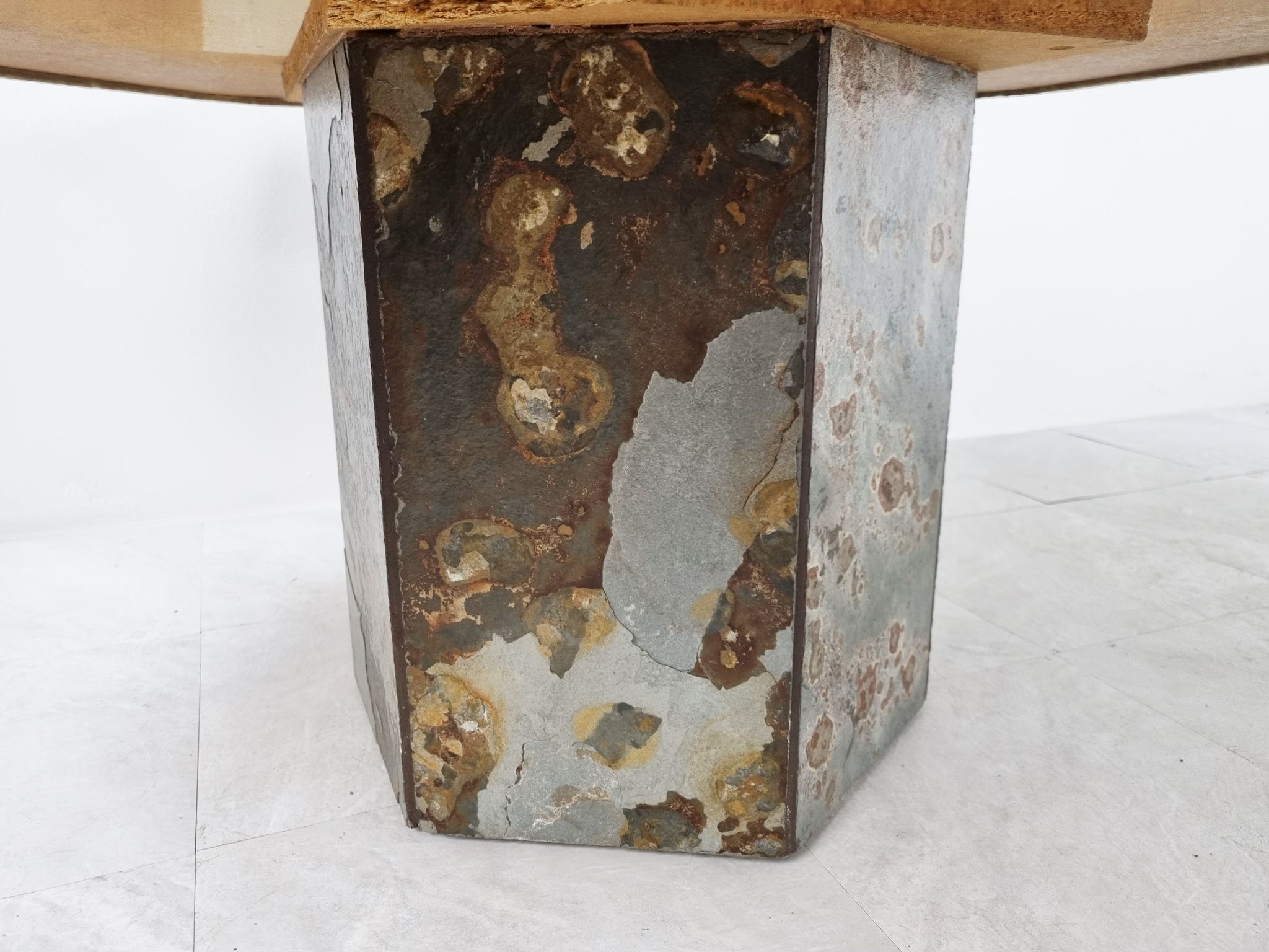 Table basse en ardoise brutaliste, années 1970