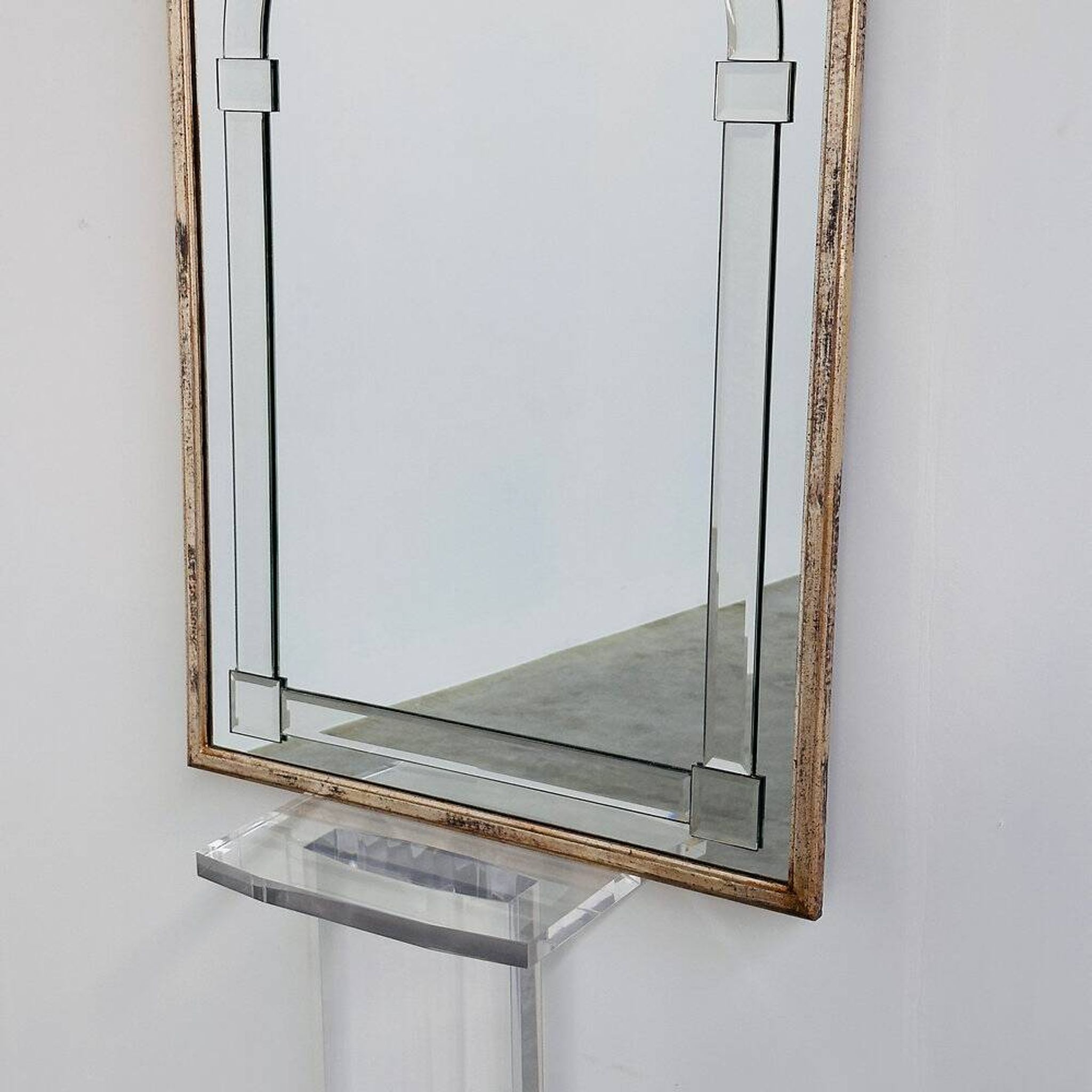 Grand miroir mural en verre biseauté de style Art Déco avec design d'arc architectural.