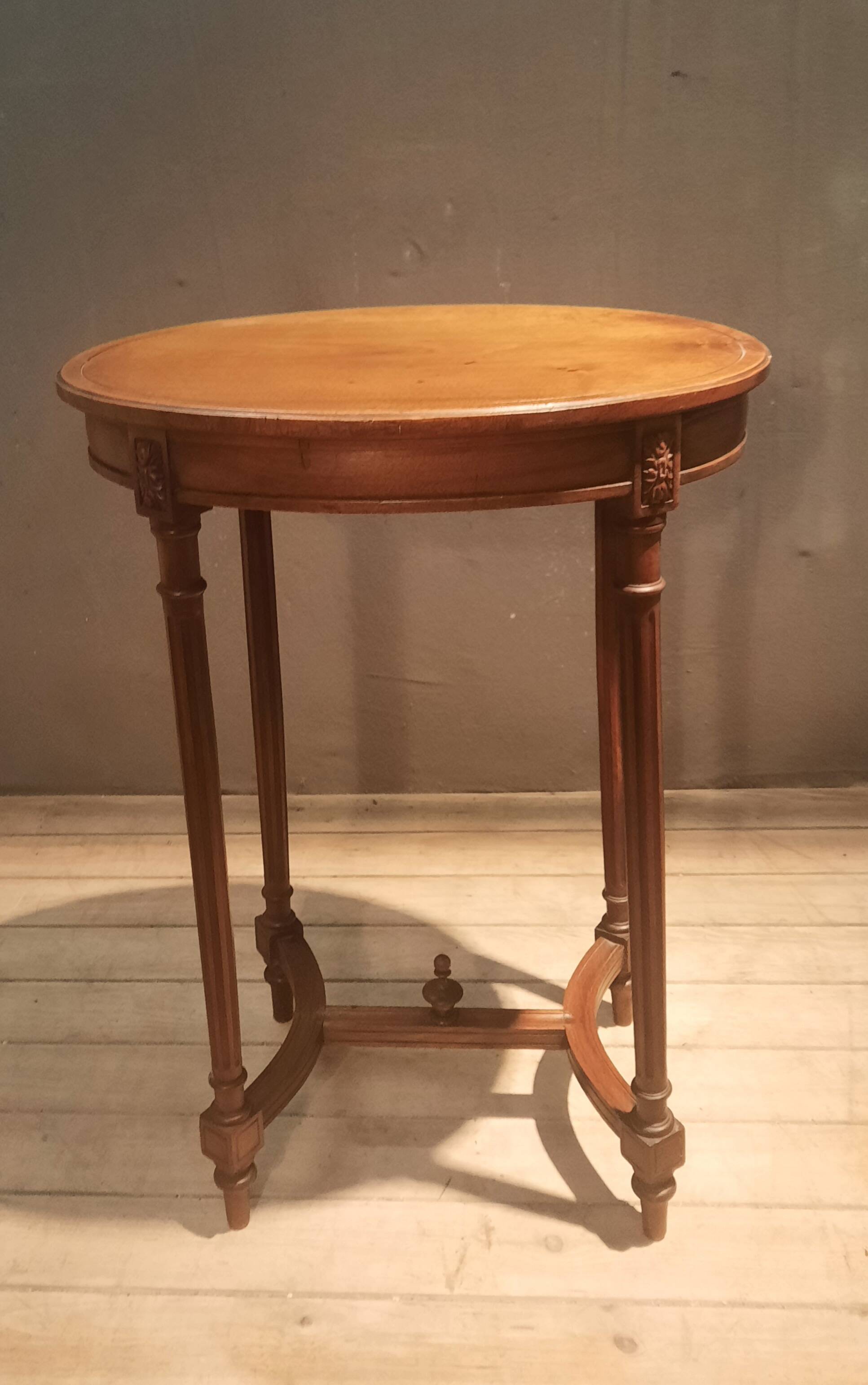 Gueridon oval  style Louis XVI