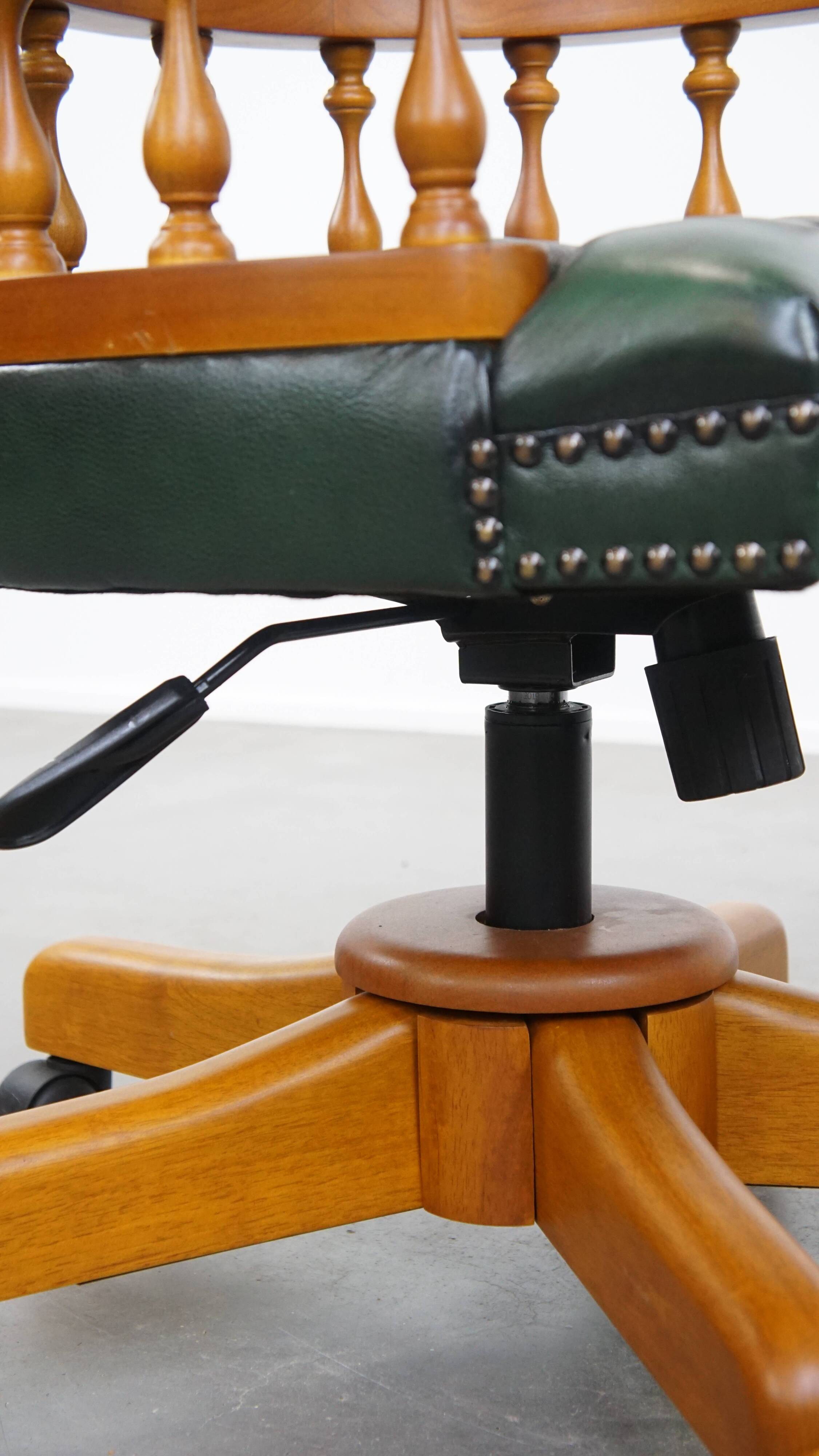 Chaise de bureau Chesterfield verte en cuir de vachette sur roulettes