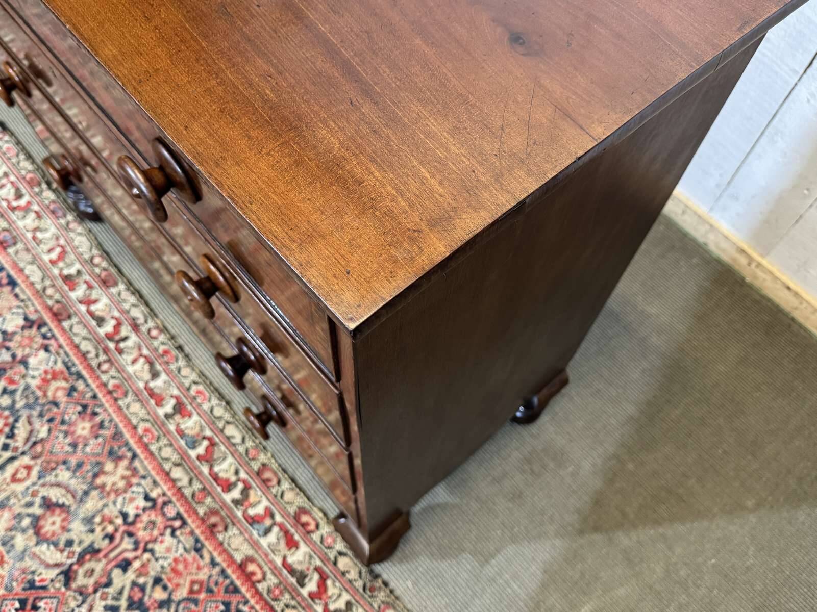 Victorian English commode from the 19th century in mahogany.