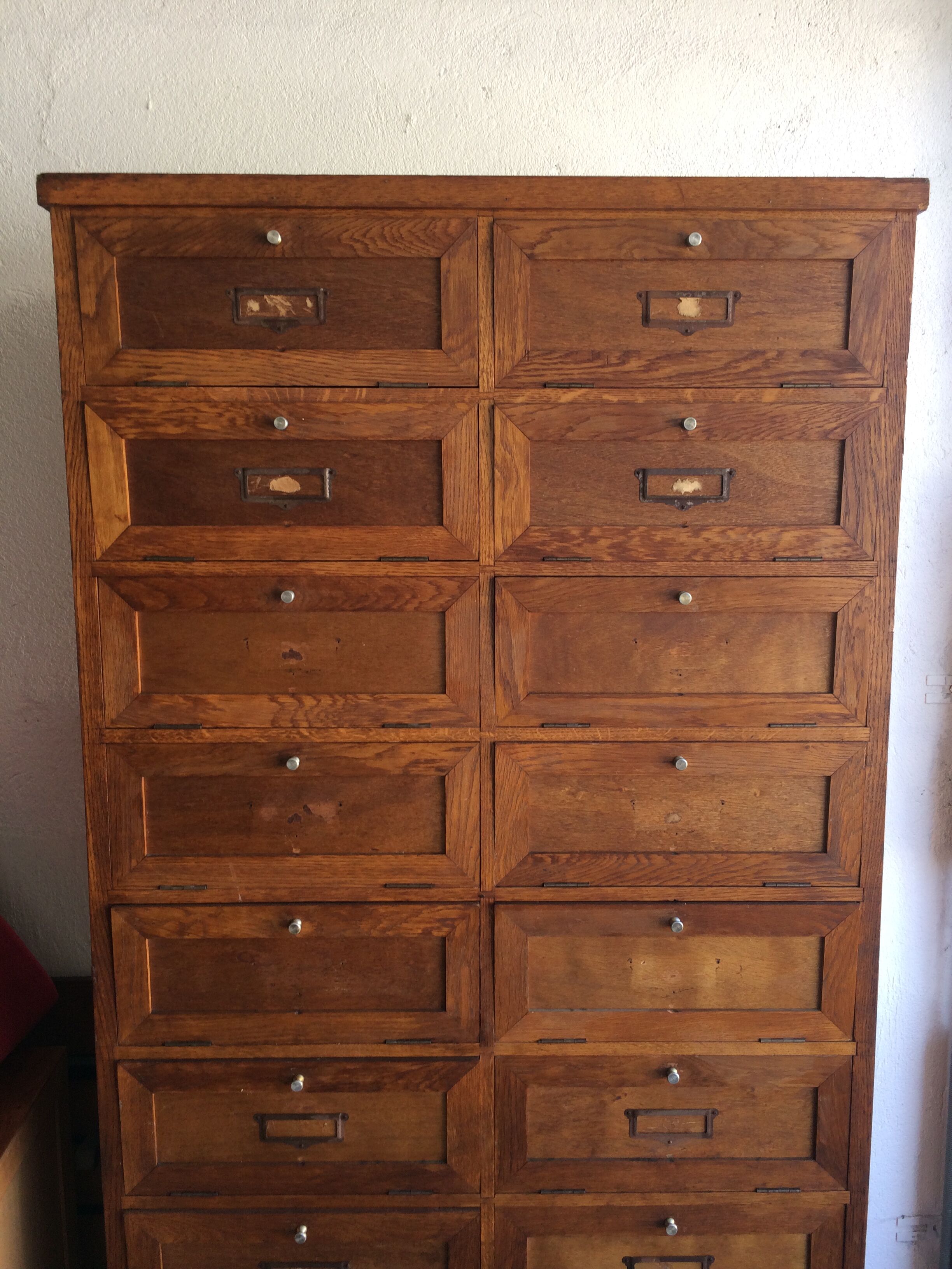 Furniture with clamshell