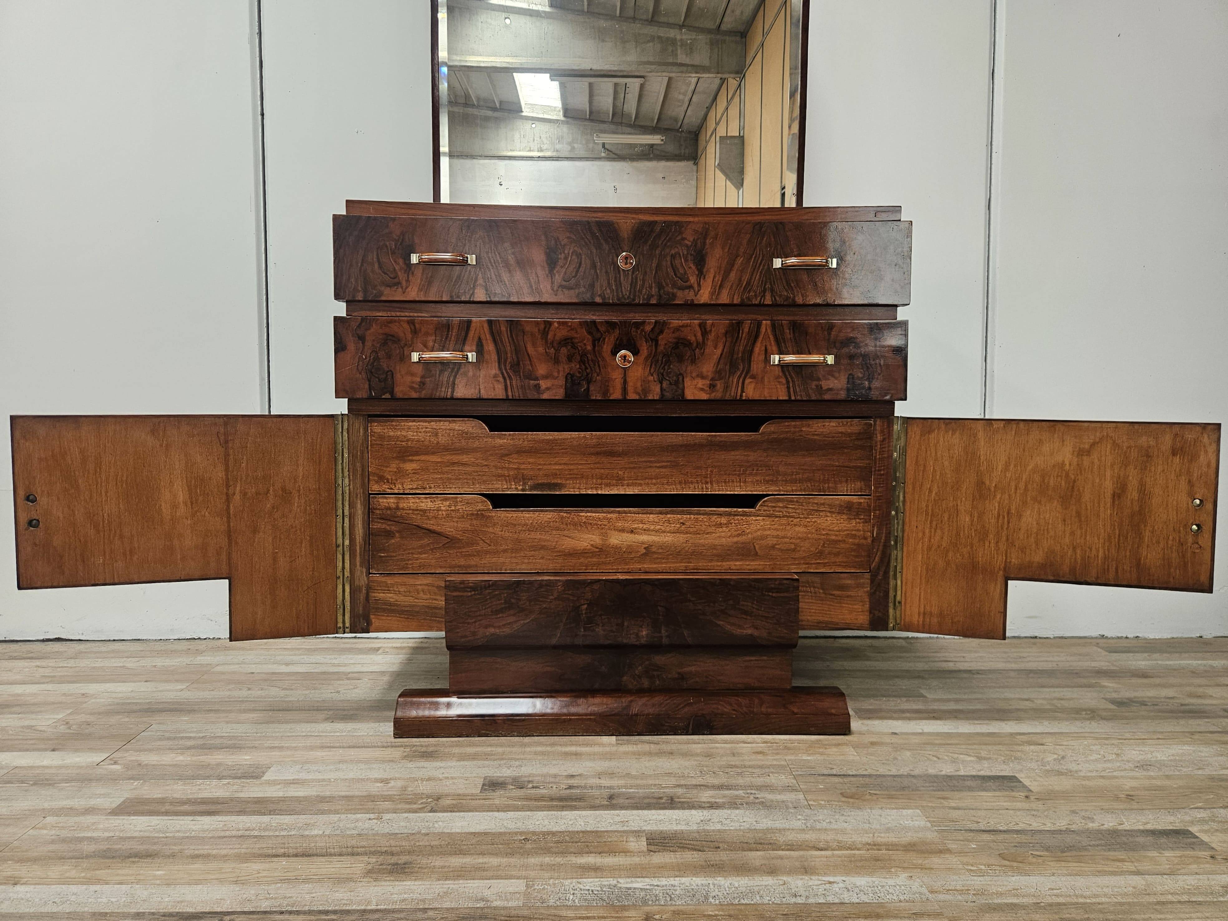 Exclusive 1940s Art Decò sideboard in walnut burl with mirror