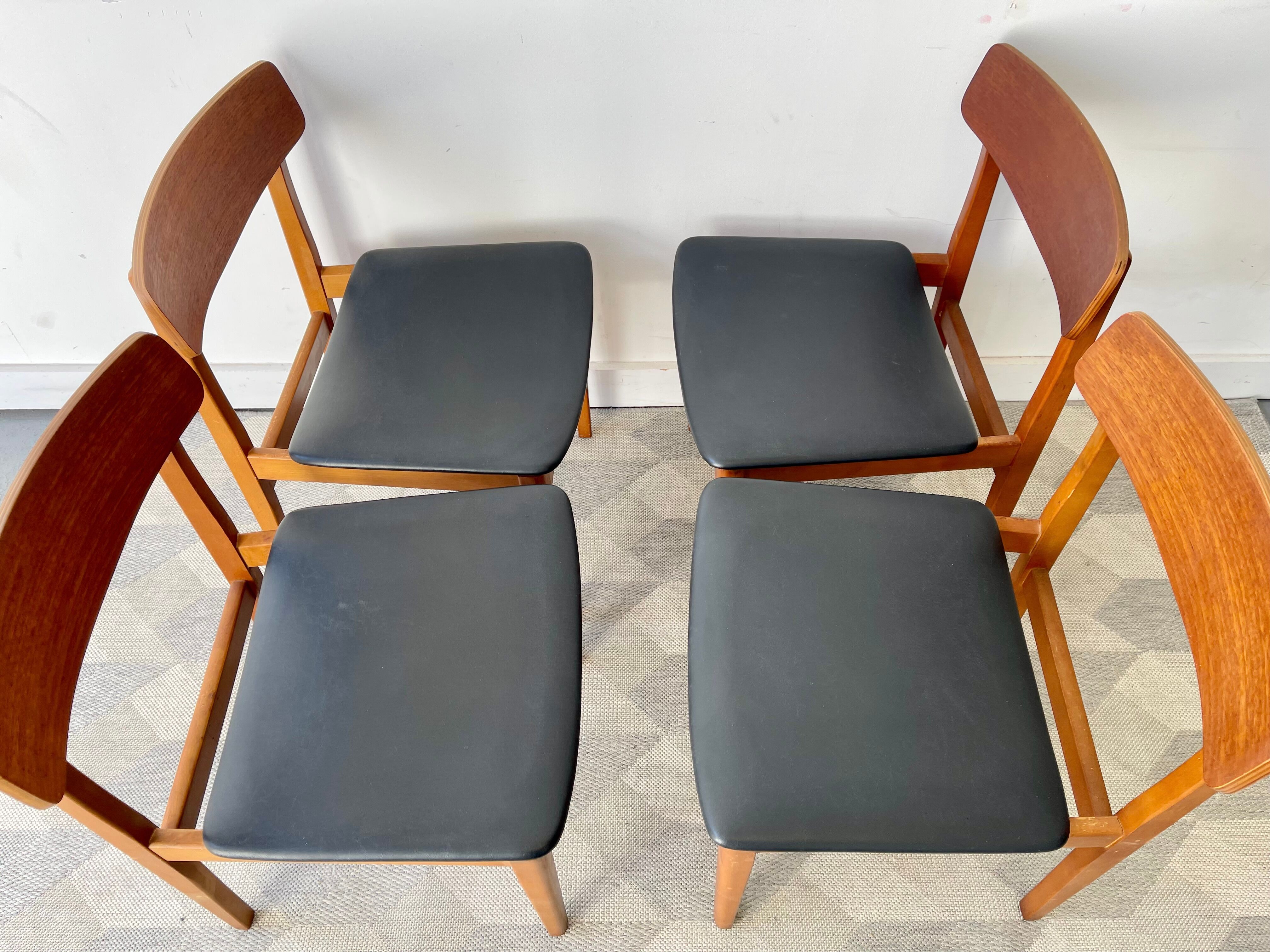 Ensemble de 4 chaises de salle à manger vintage avec vinyle noir