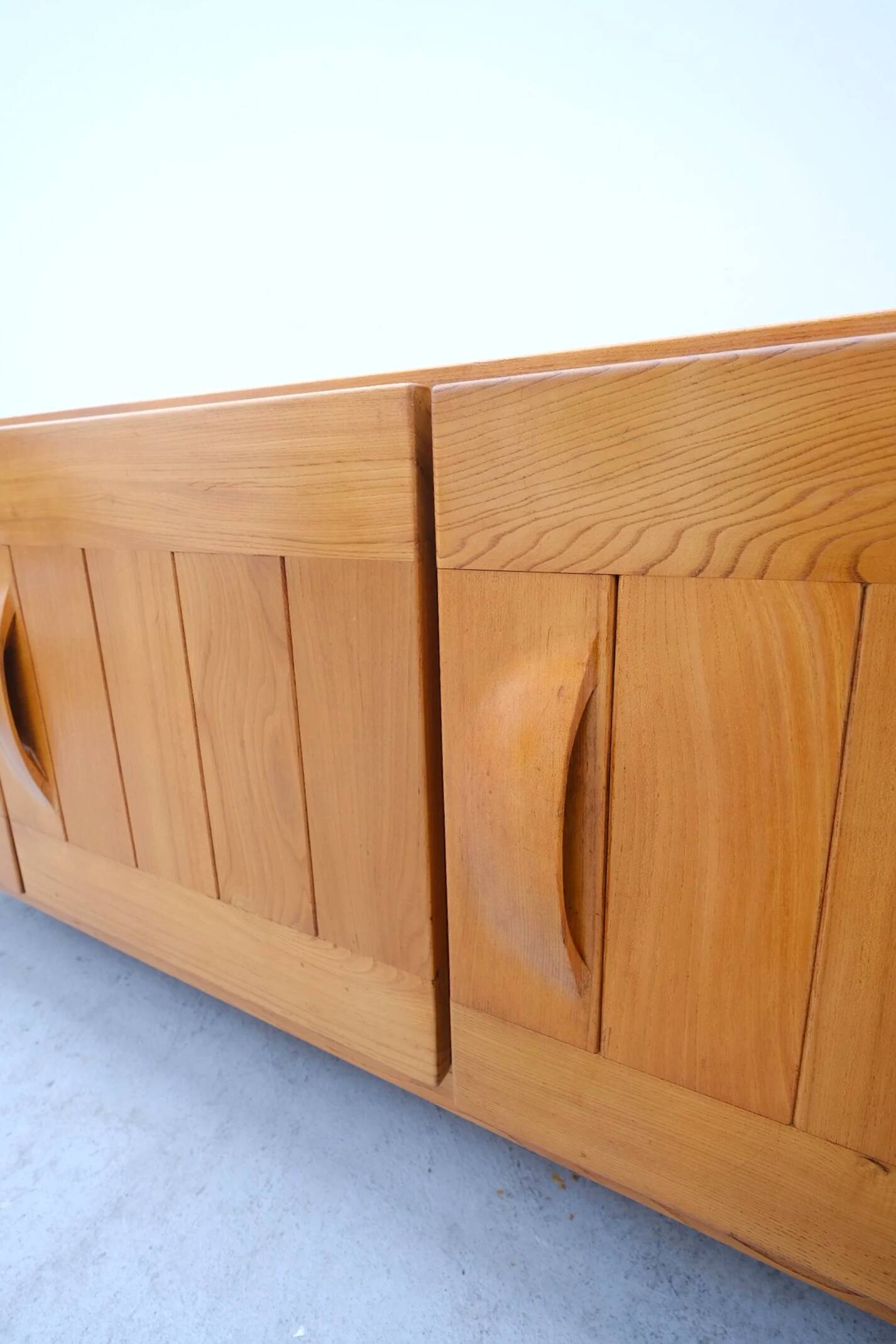 Enfilade Maison Regain en orme massif, France 1970