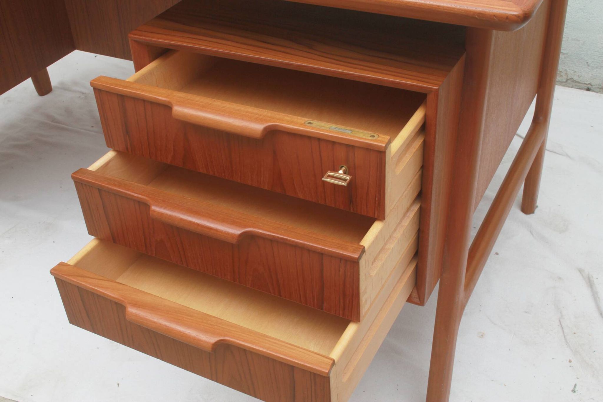 Bureau en teck, années 1960