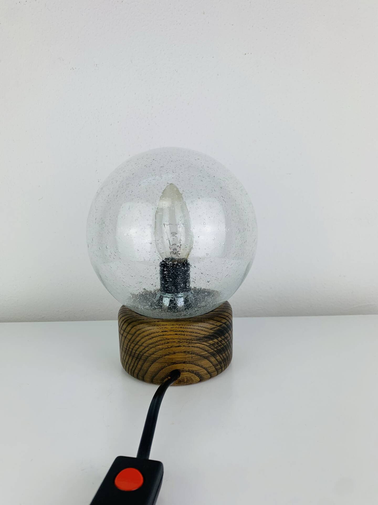 Lampe brutaliste bois massif et globe verre bullé, Temde Leuchten, 60