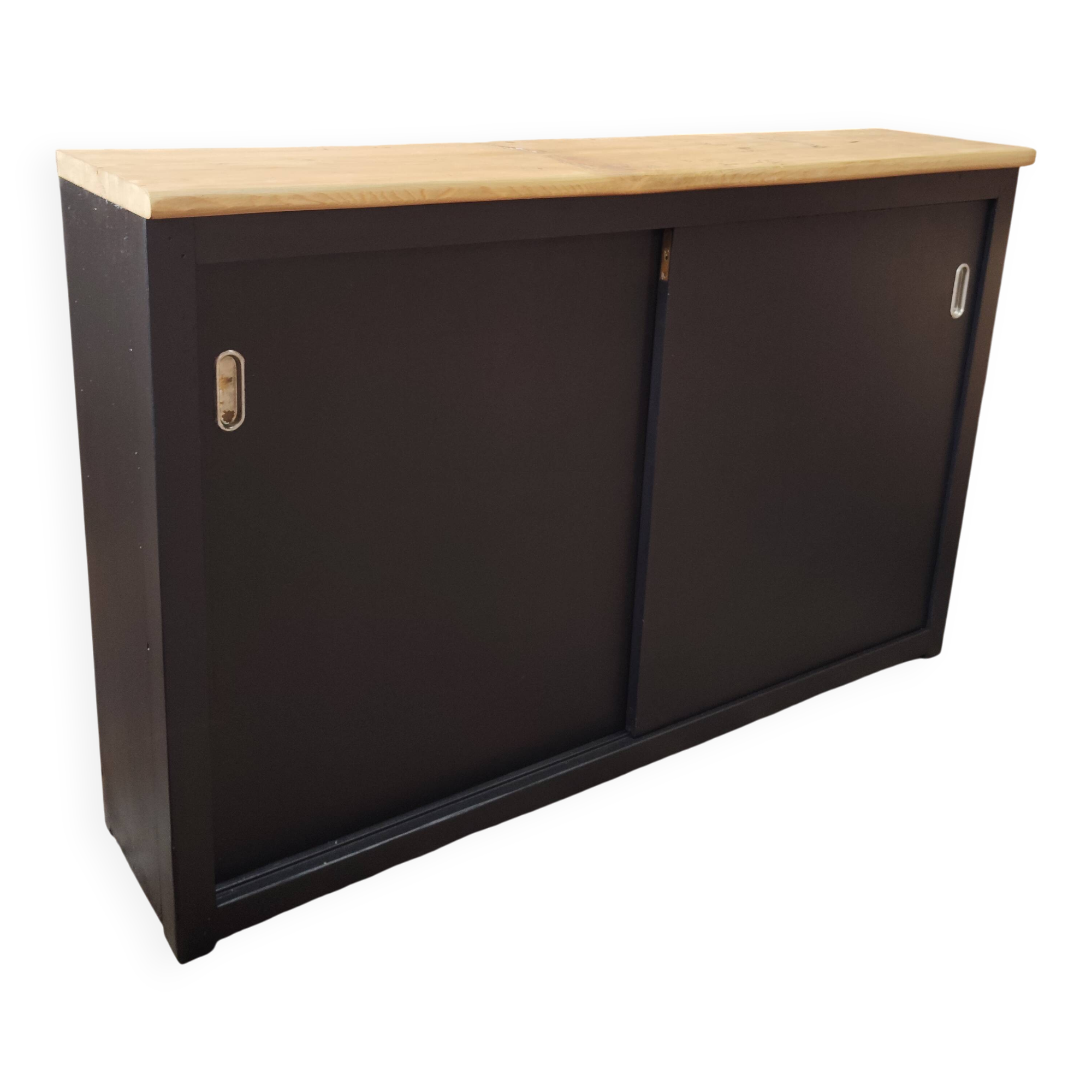 Sliding workbench with shallow depth