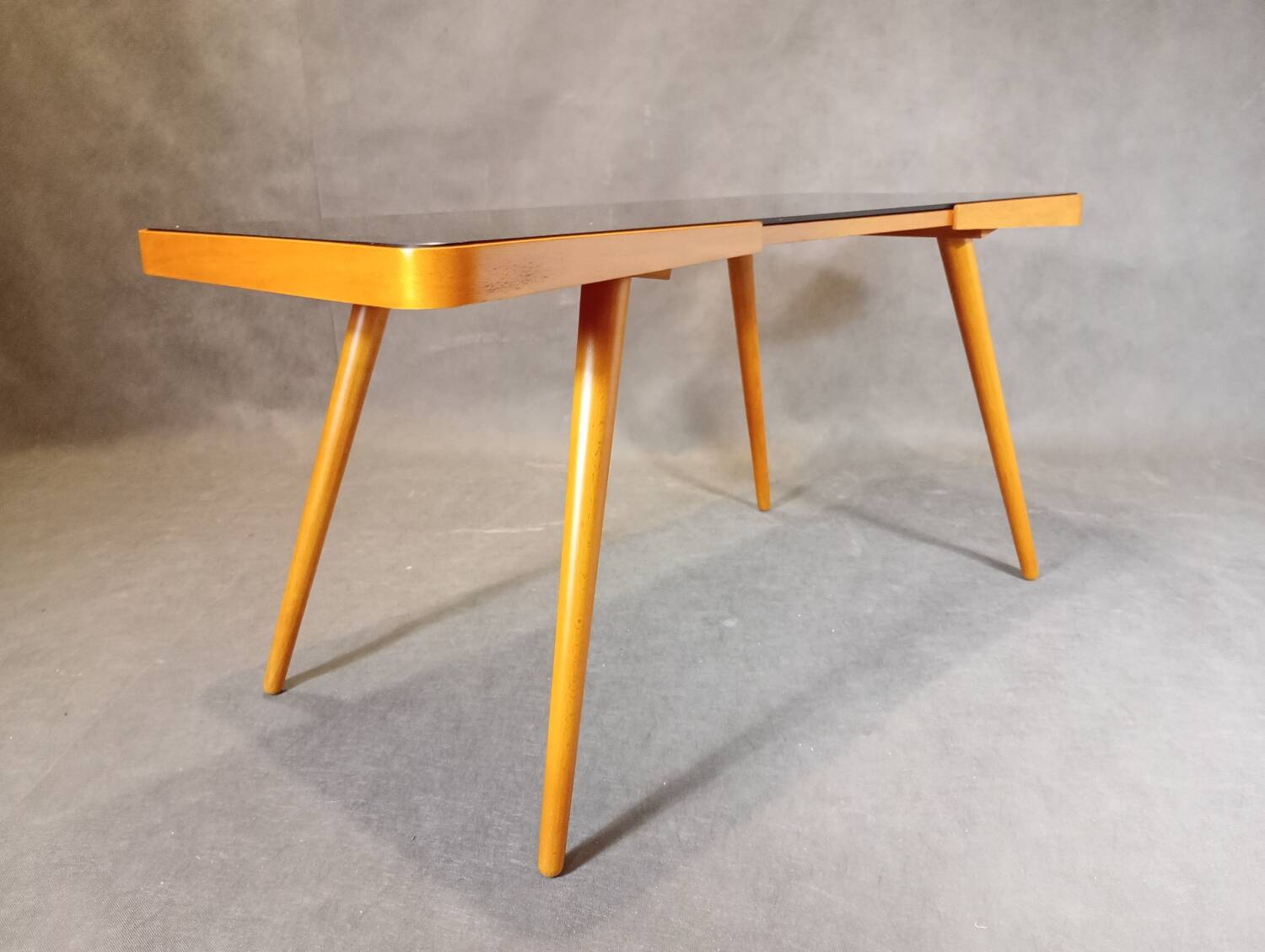 Table basse Jiri Jiroutek par Cesky Nabytok