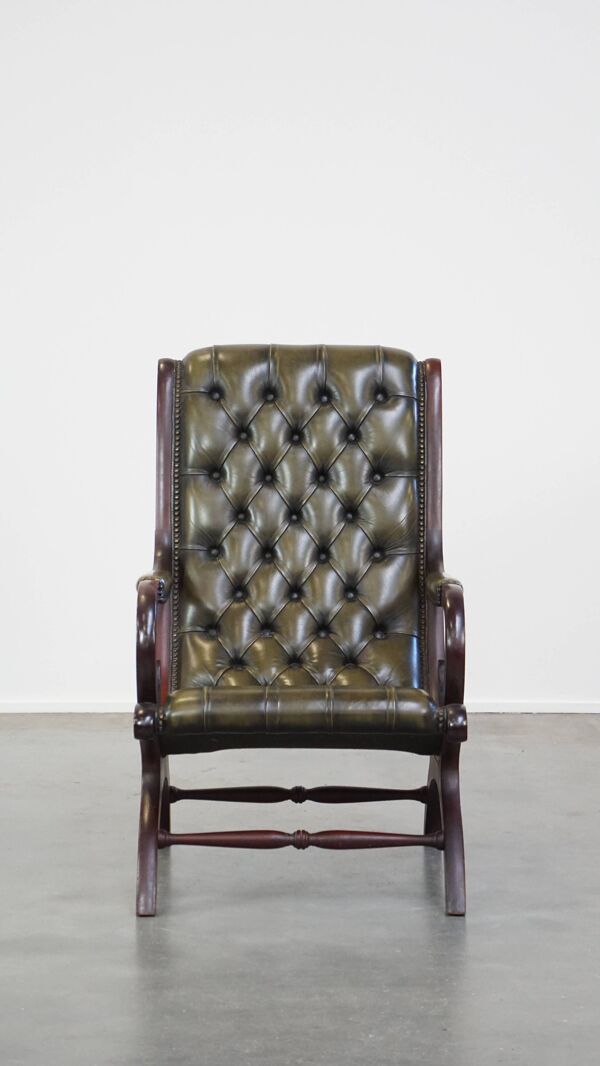 Fauteuil chesterfield en cuir de vachette vert associé à du bois