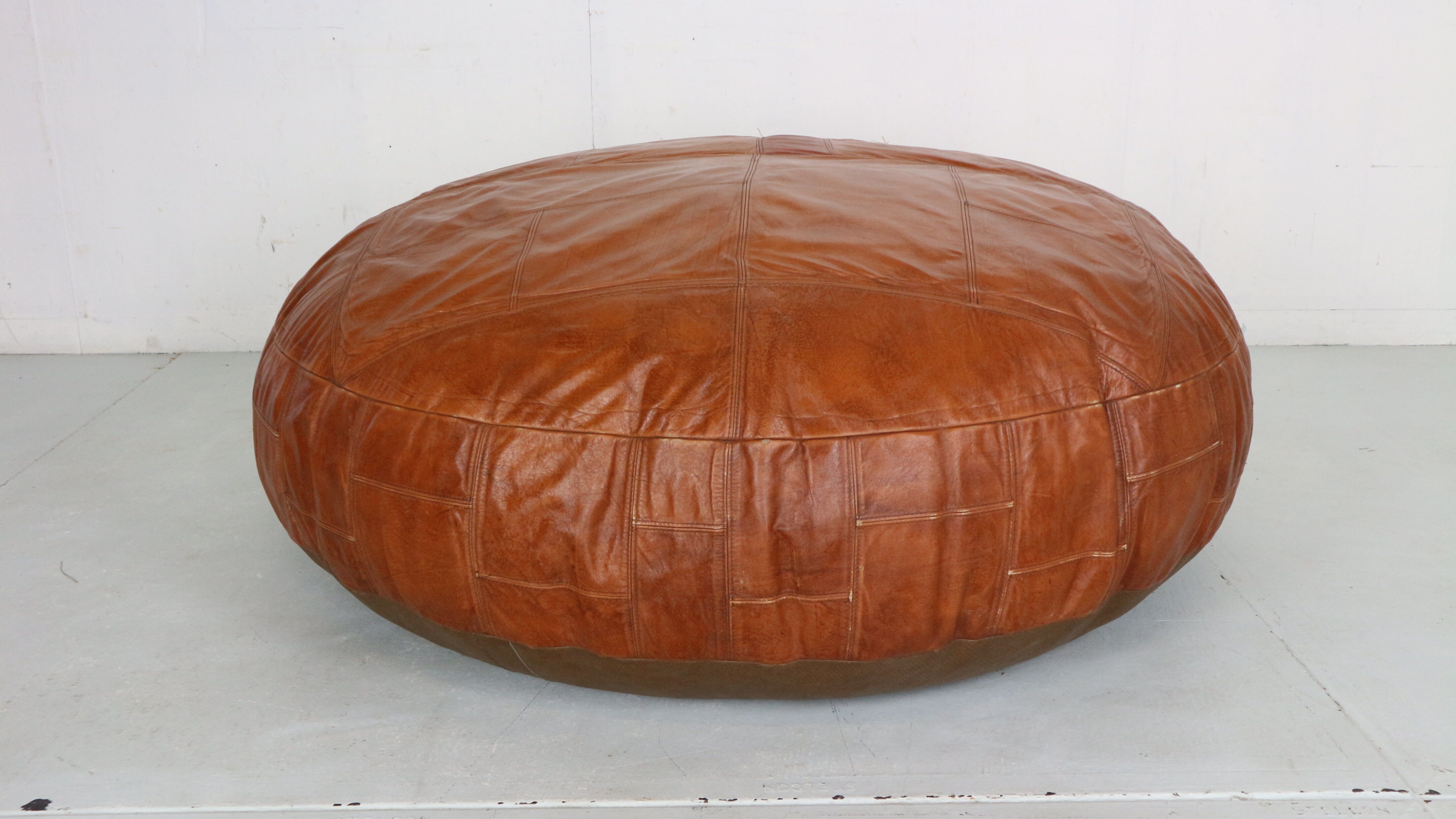 Pouf en cuir de couleur cognac 1960