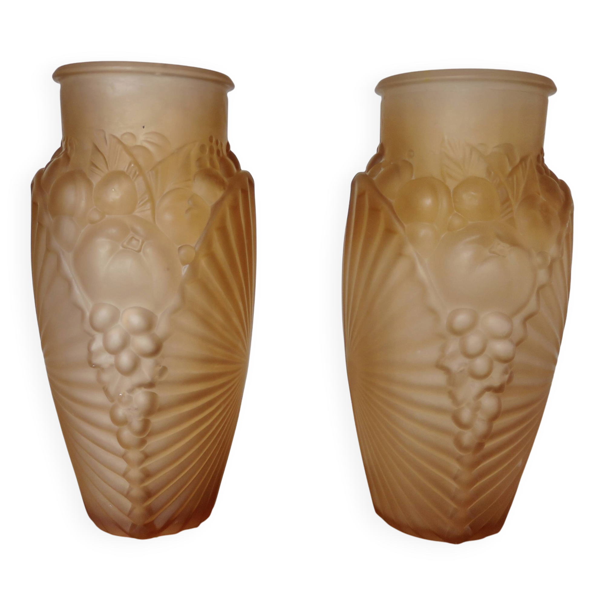 Pair of Art Deco vases in moulded pink glass, signed Souchon Neuvesel, 1940.
