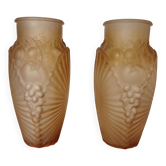 Paire de vases art déco en verre moulé rose,  signés Souchon Neuvesel, 1940