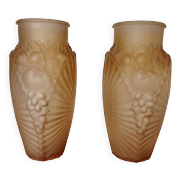 Pair of Art Deco vases in moulded pink glass, signed Souchon Neuvesel, 1940.