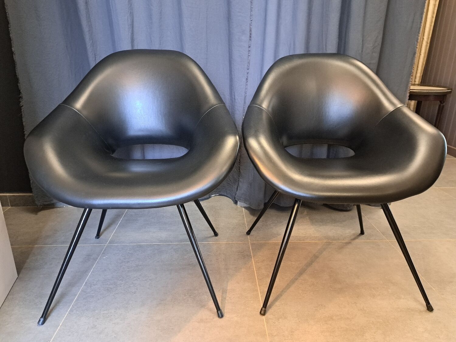 Pair of armchairs in skaï and black steel
