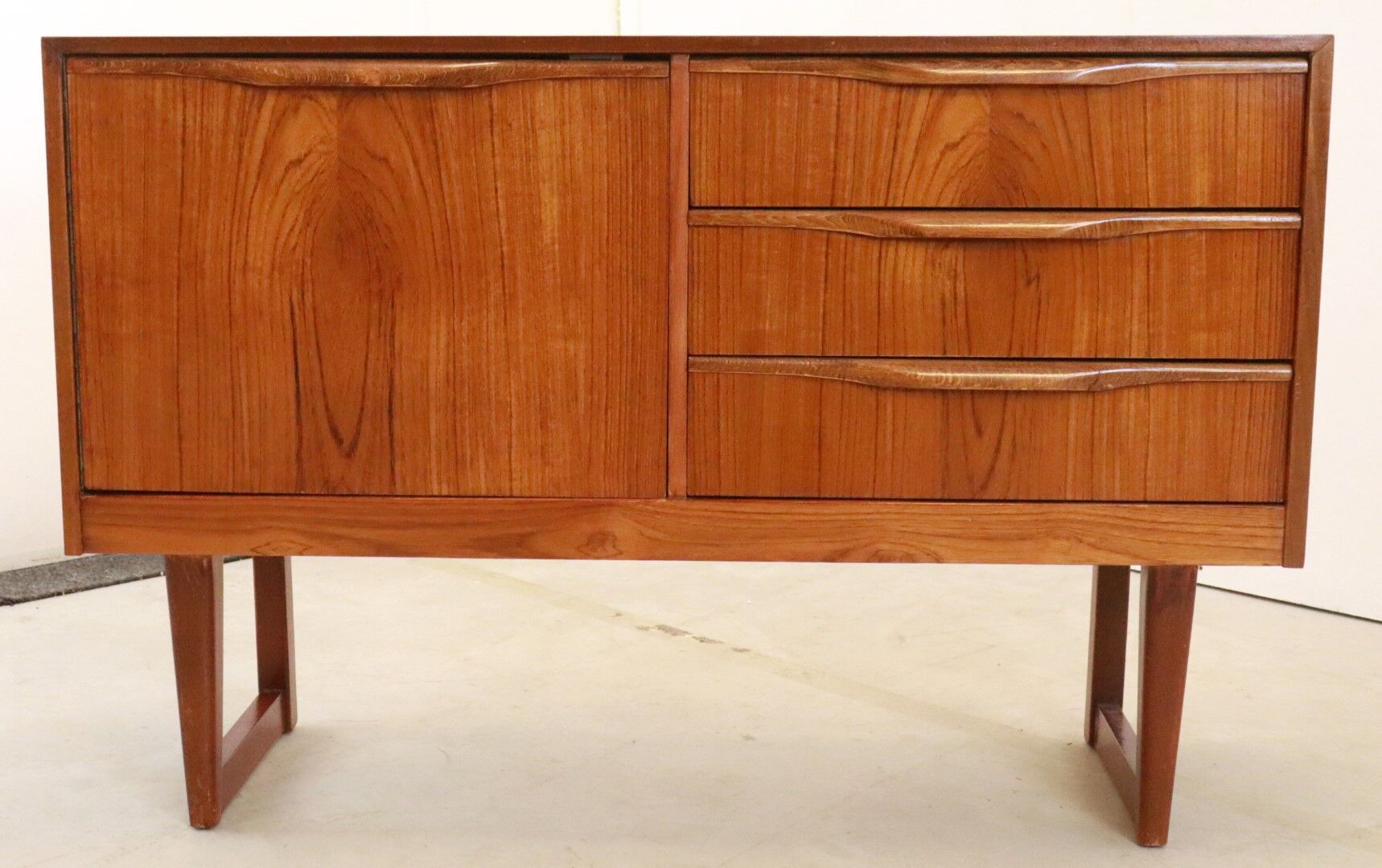 Compact english sideboard ́walsden ́ 106.5 cm