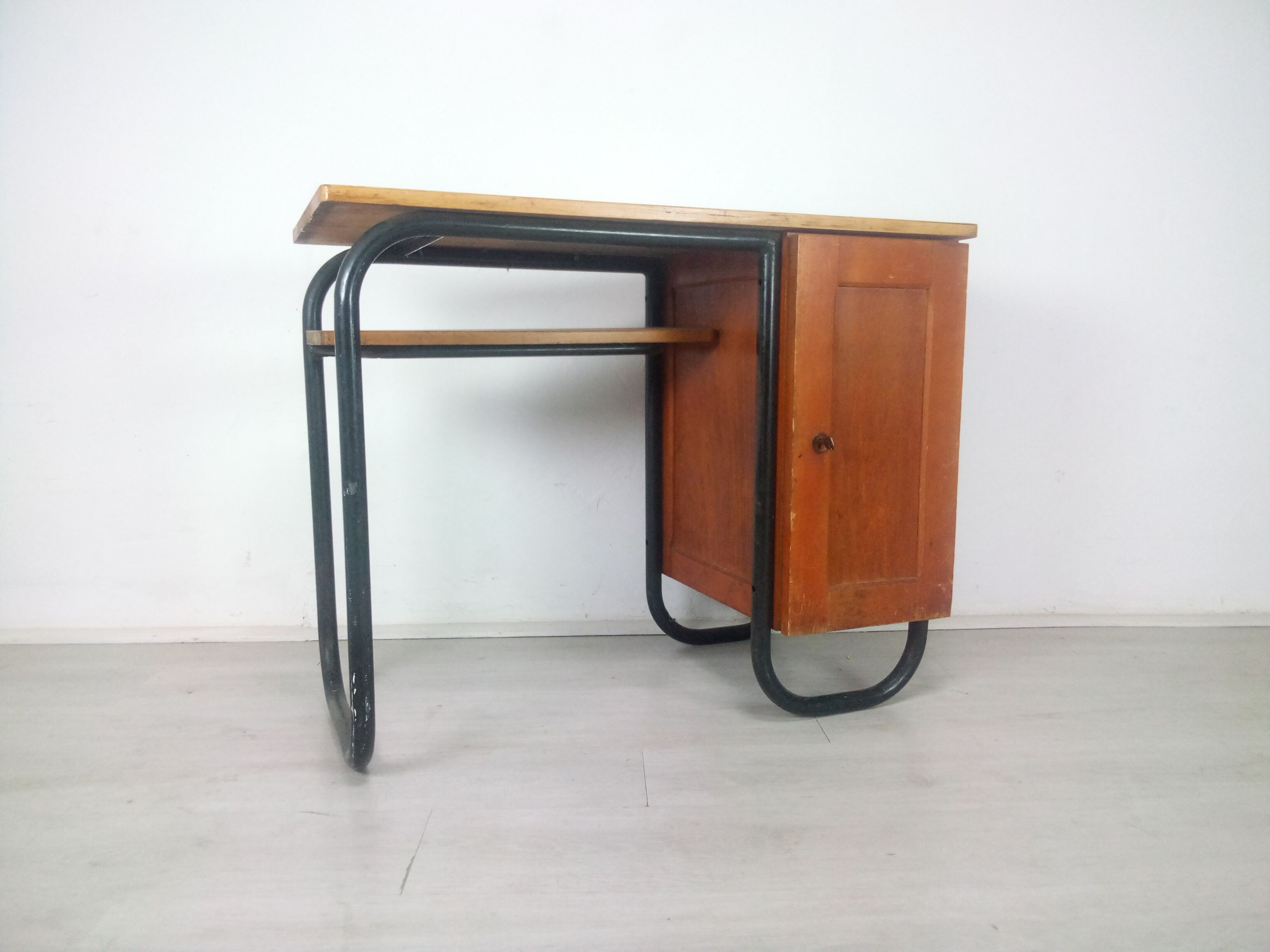 Desk model S22 by Jacques Hitier produced by Mobilor