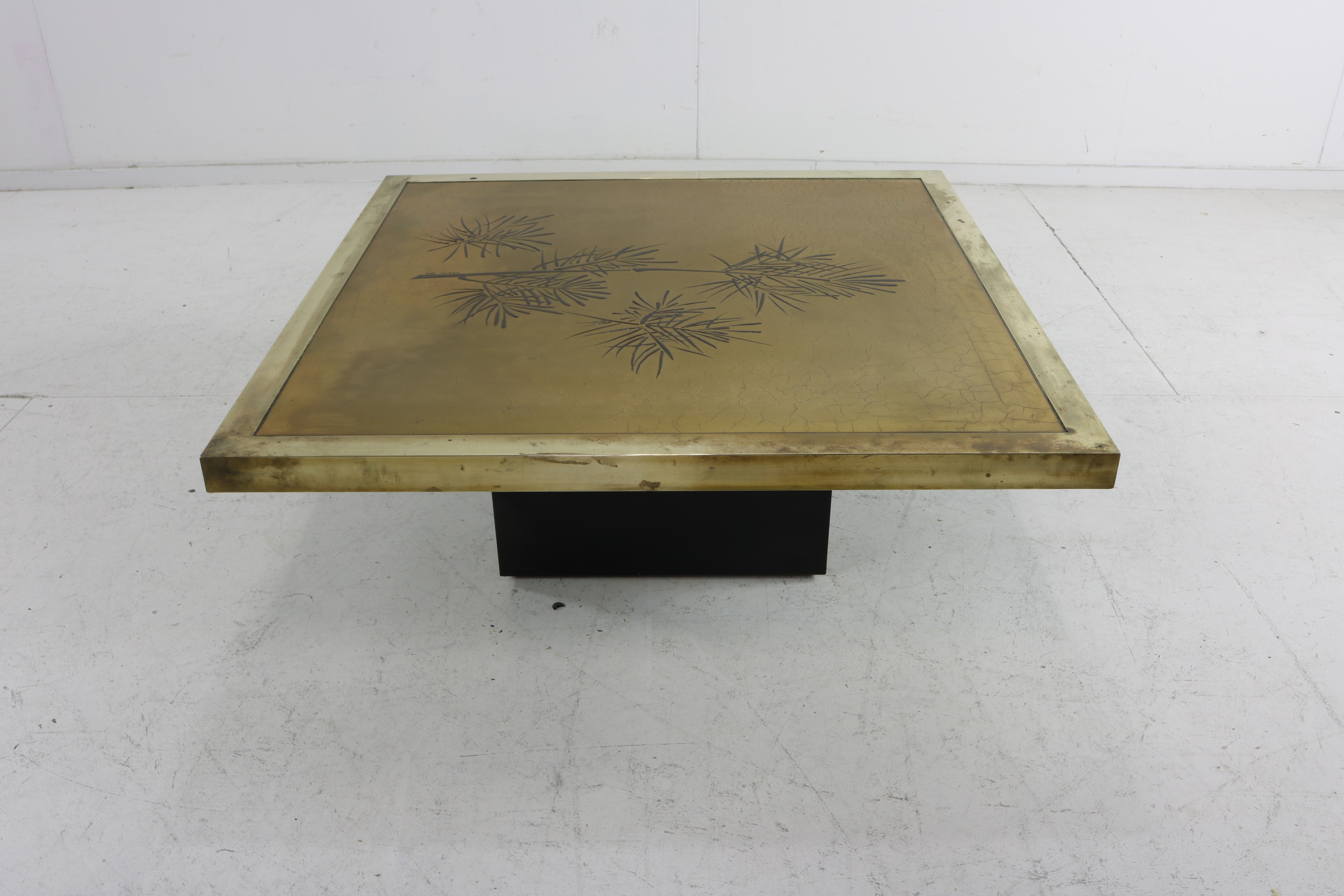 Table basse en laiton design belge avec décoration d’arbre par De Nisco