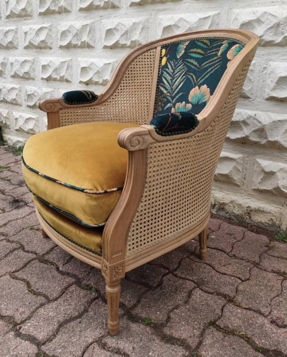 Fauteuil en bois, cannage et velours