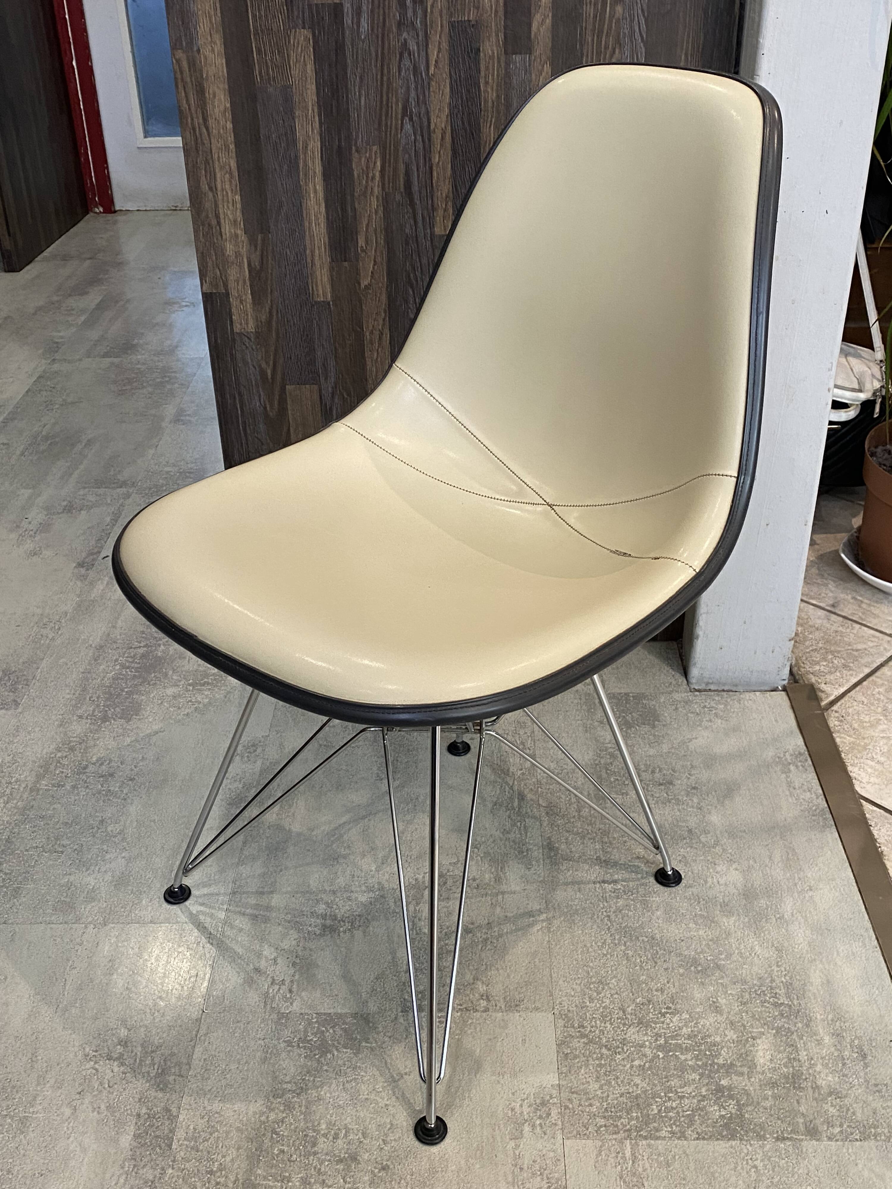 Fibreglass chair with skai vinyl, DSR Eiffel, off-white, Eames, Herman Miller.