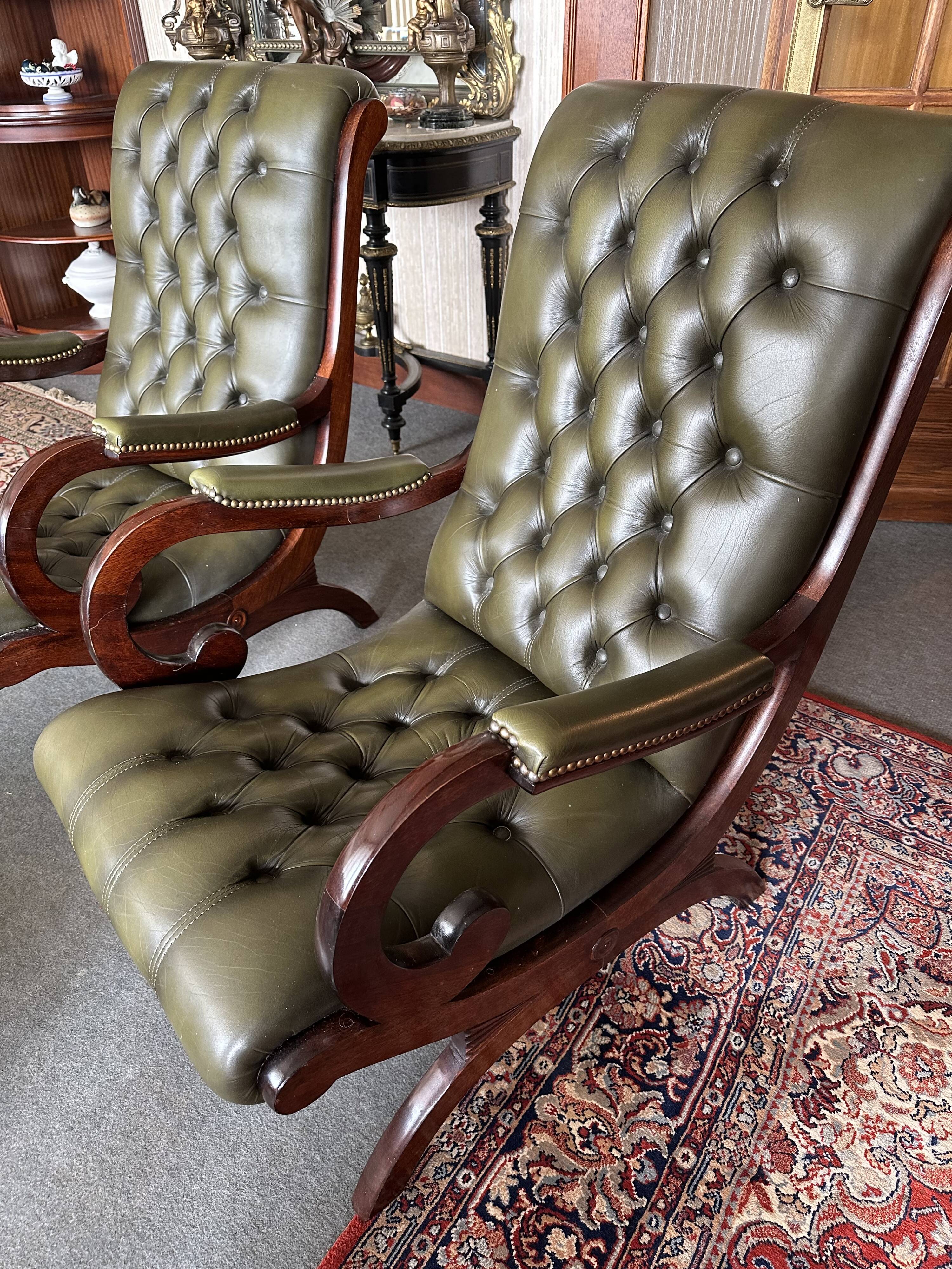 Fauteuil et repose pied - style chesterfield