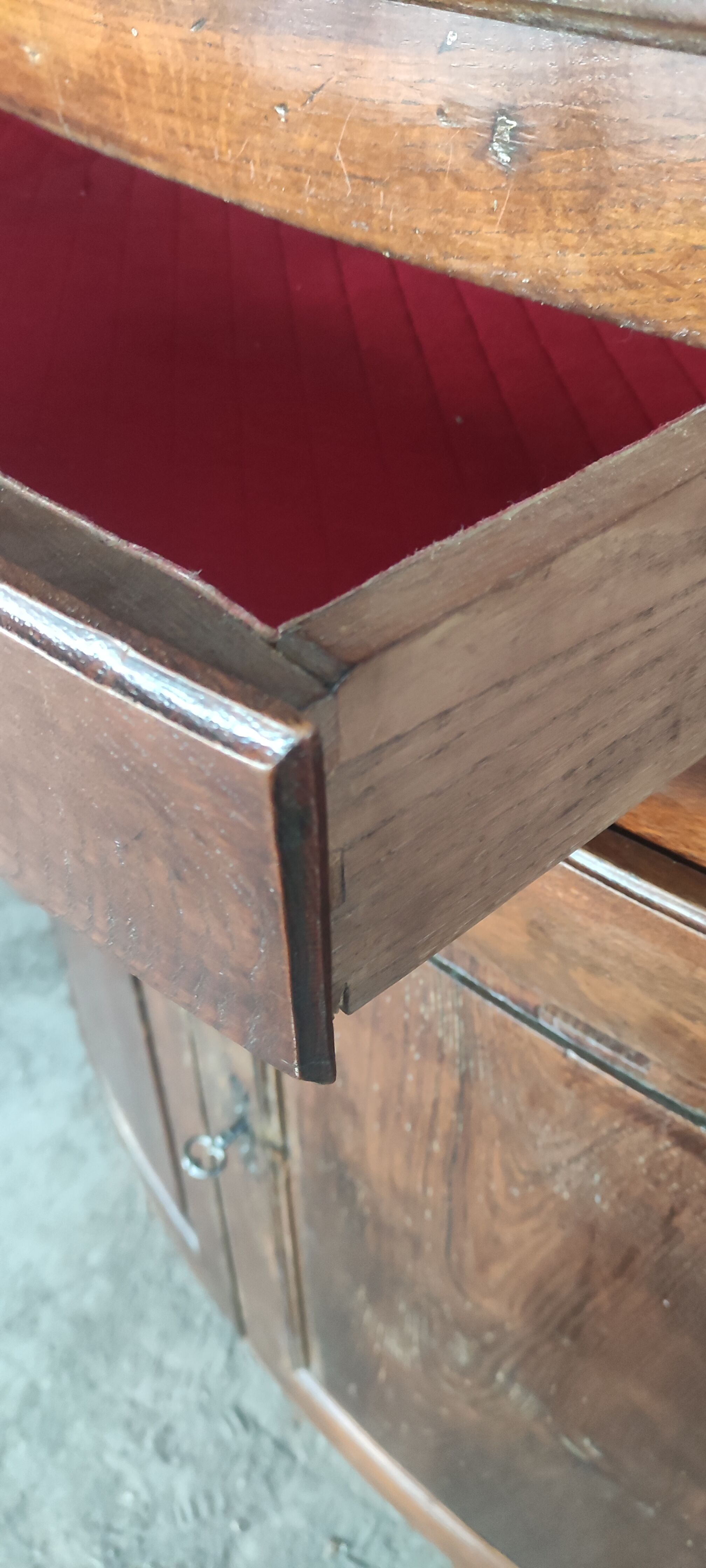 Neckline 4 doors curved, a drawer partly of the 19th century