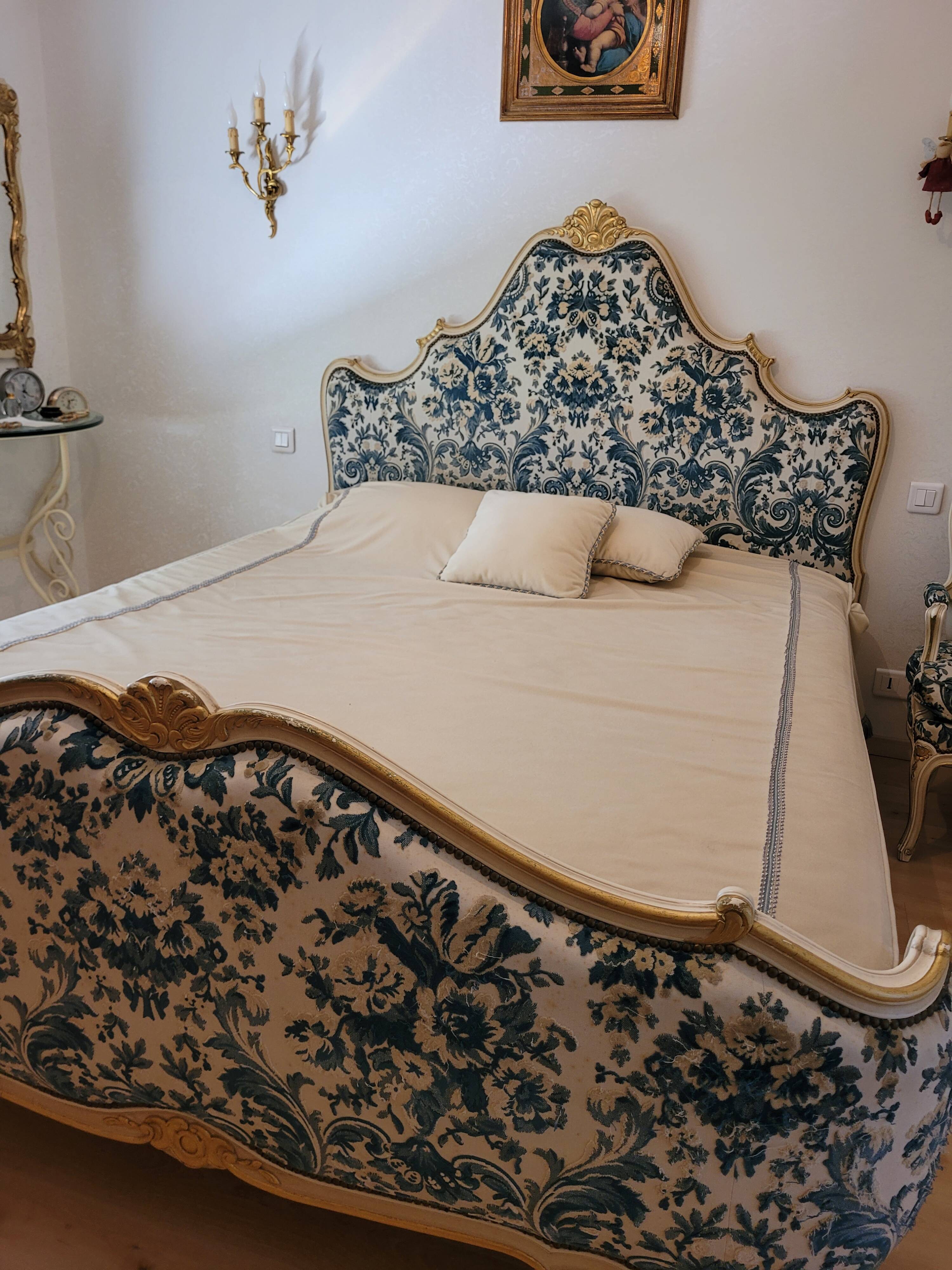 Venetian style bed