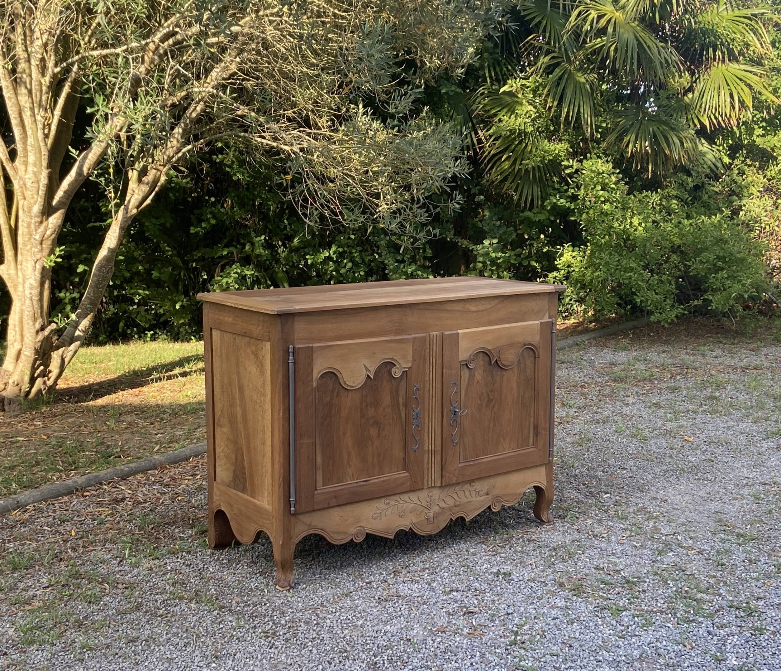 Buffet ancien en noyer