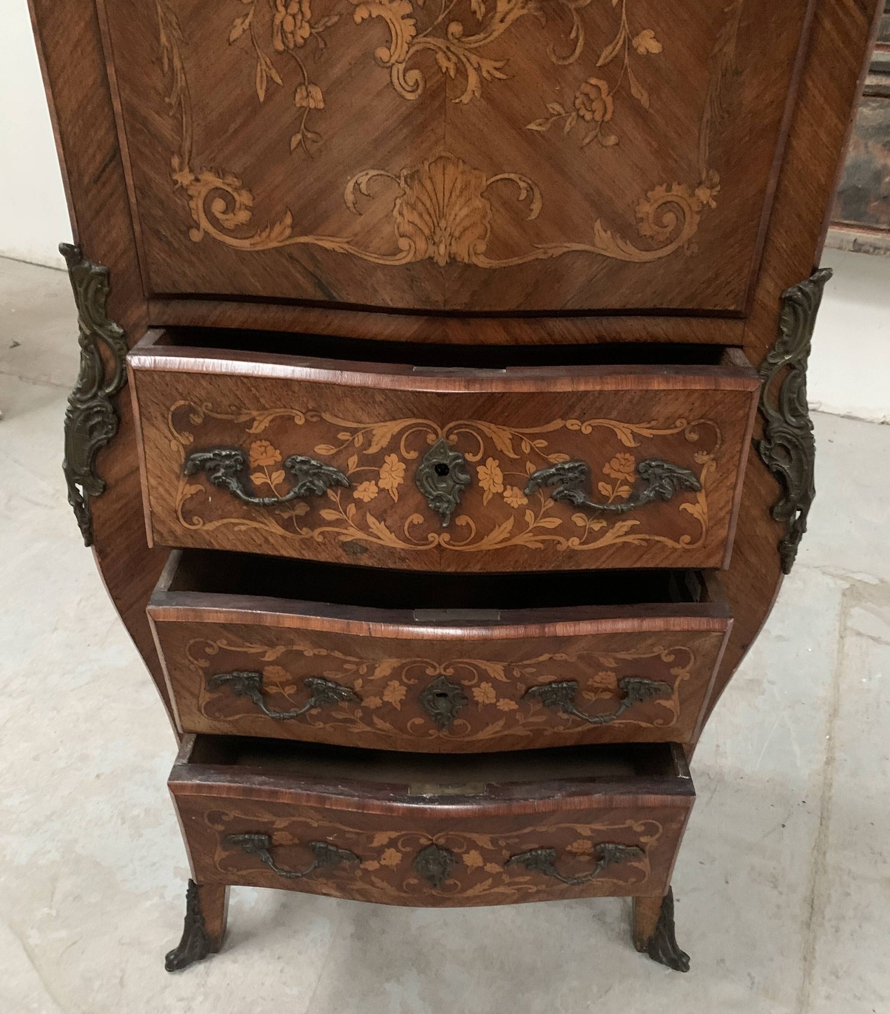 Louis XV style lady's secretary in light wood marquetry, 20th century.