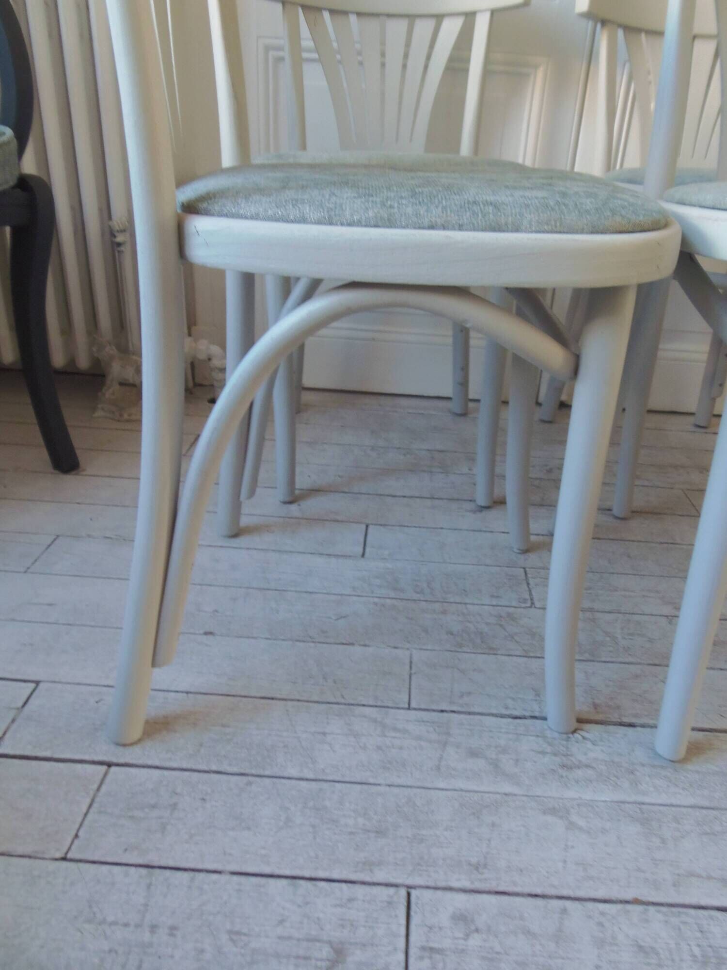 Set of 4 vintage bistro chairs from the 1970s, pearl grey patina.