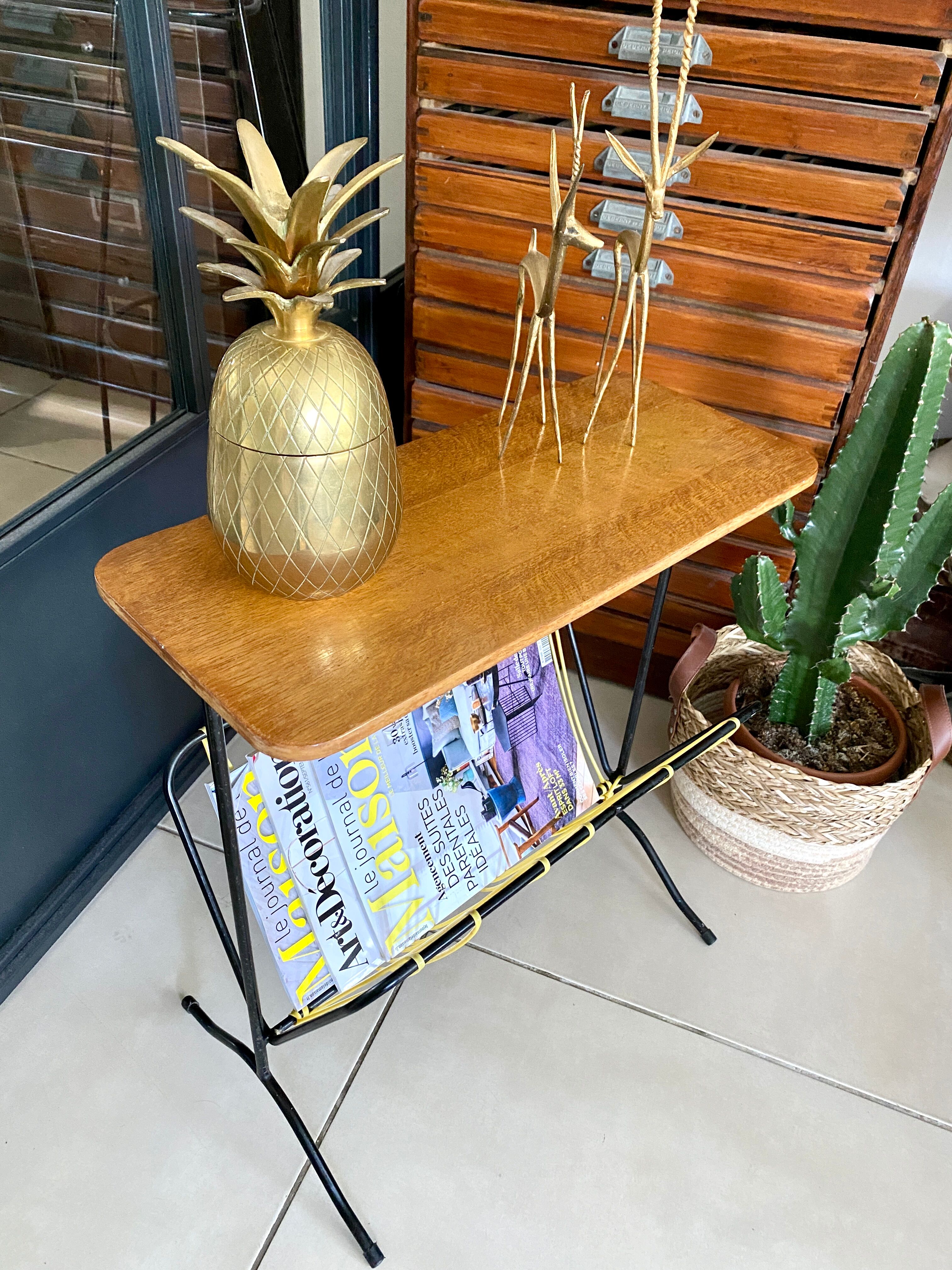 Vintage scoubidou tablet magazine holder