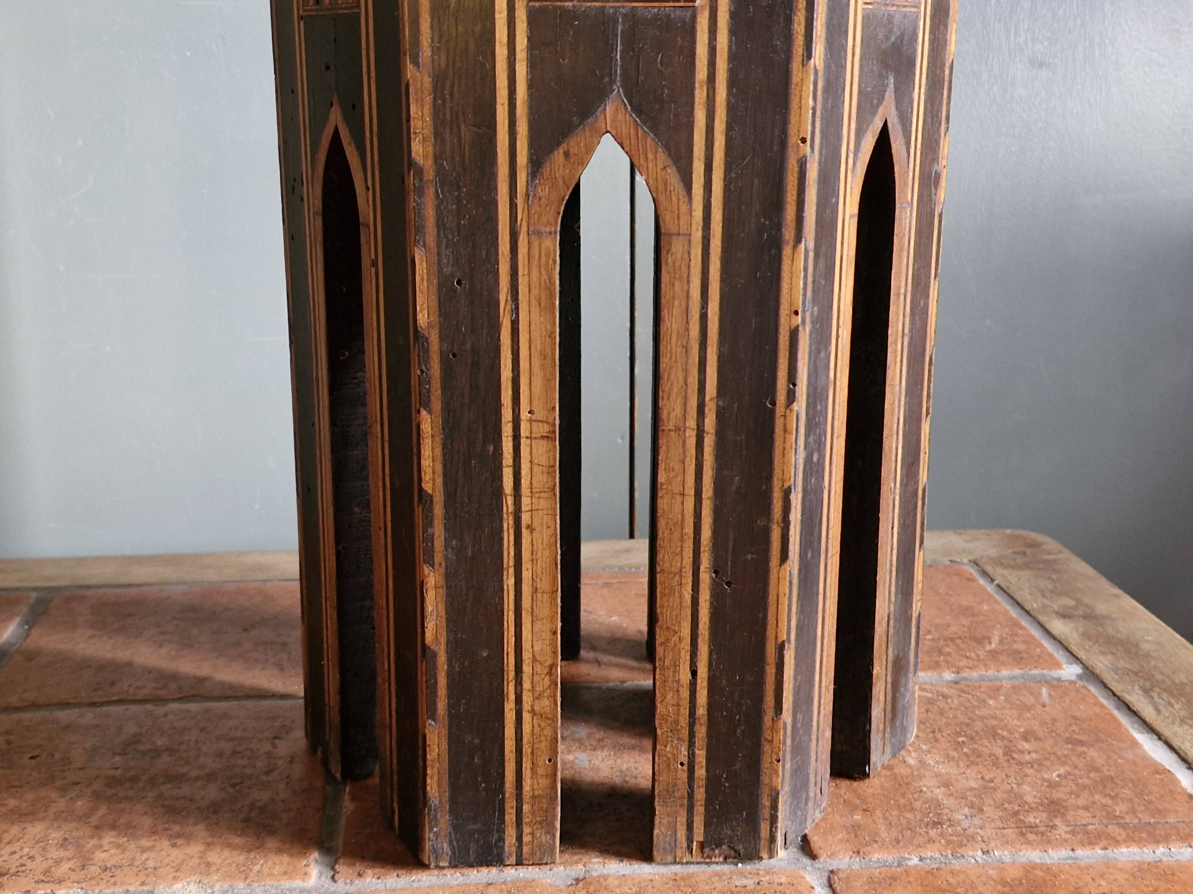 Antique octagonal table with mother-of-pearl inlays - Syria or Egypt