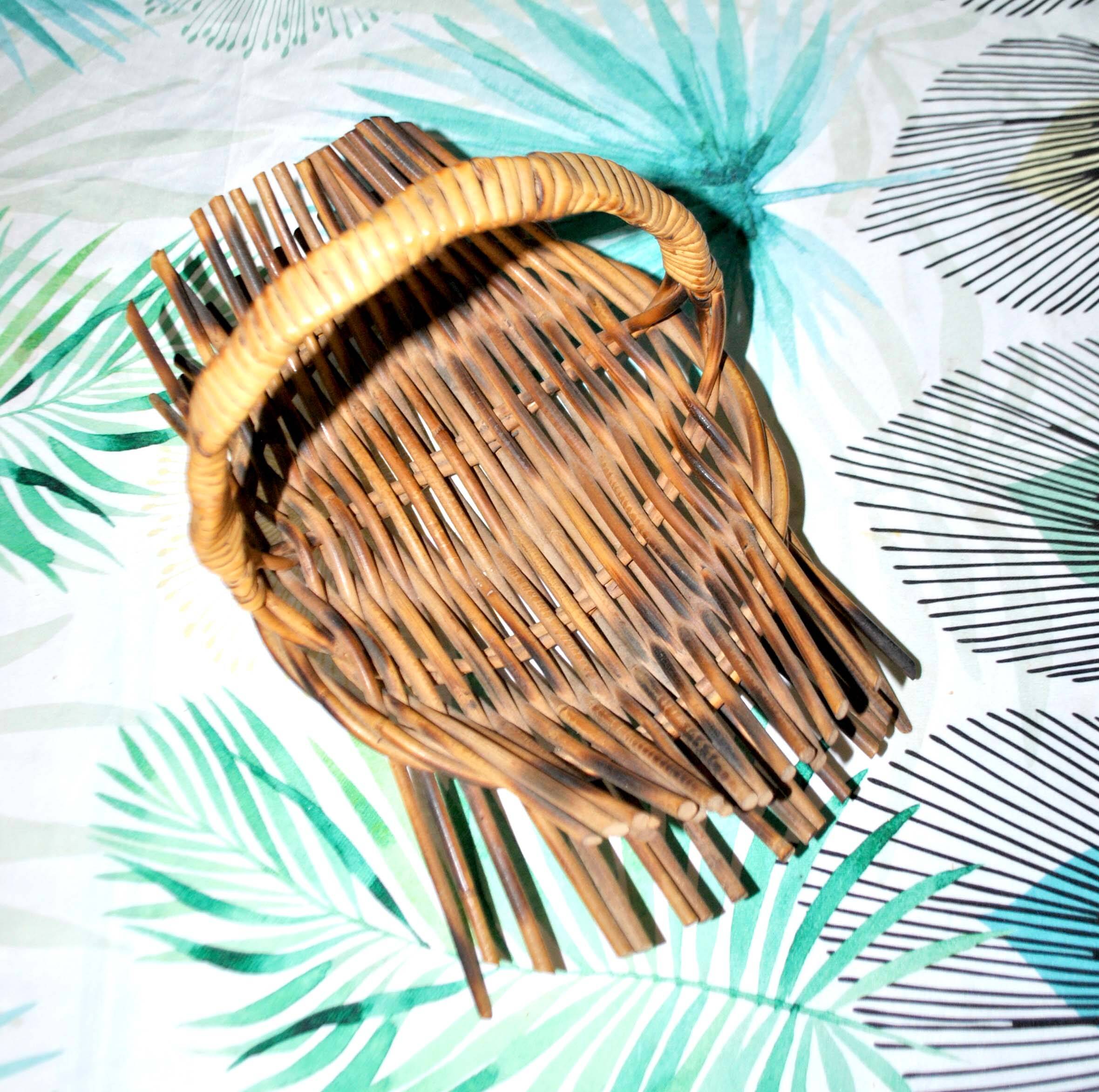 Vintage basket with handle in woven rattan 1960-1970 hippie chic decorative pocket