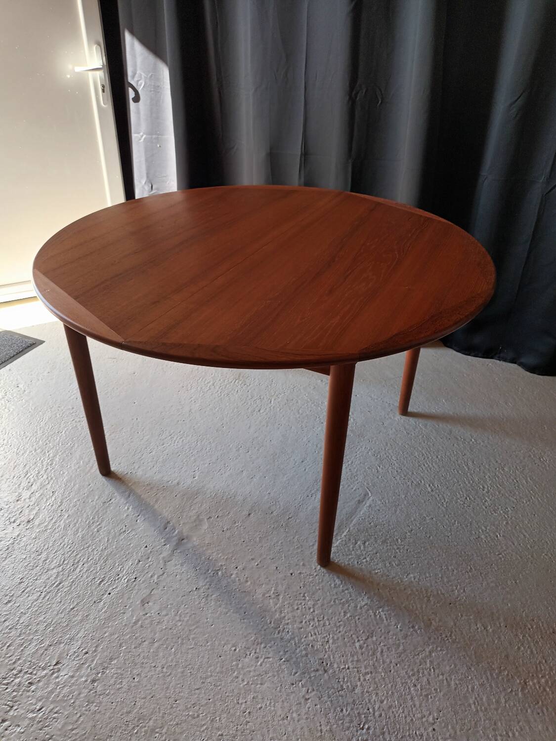 Scandinavian round table