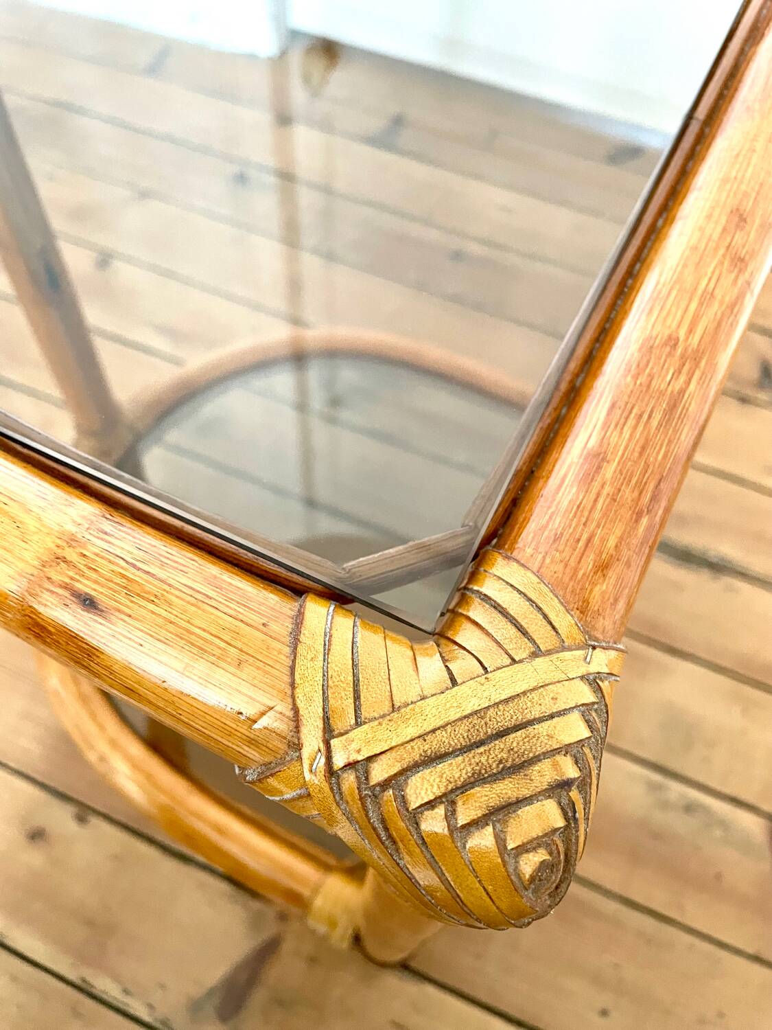 Paire de tables de chevet vintage en rotin et verre fumé
